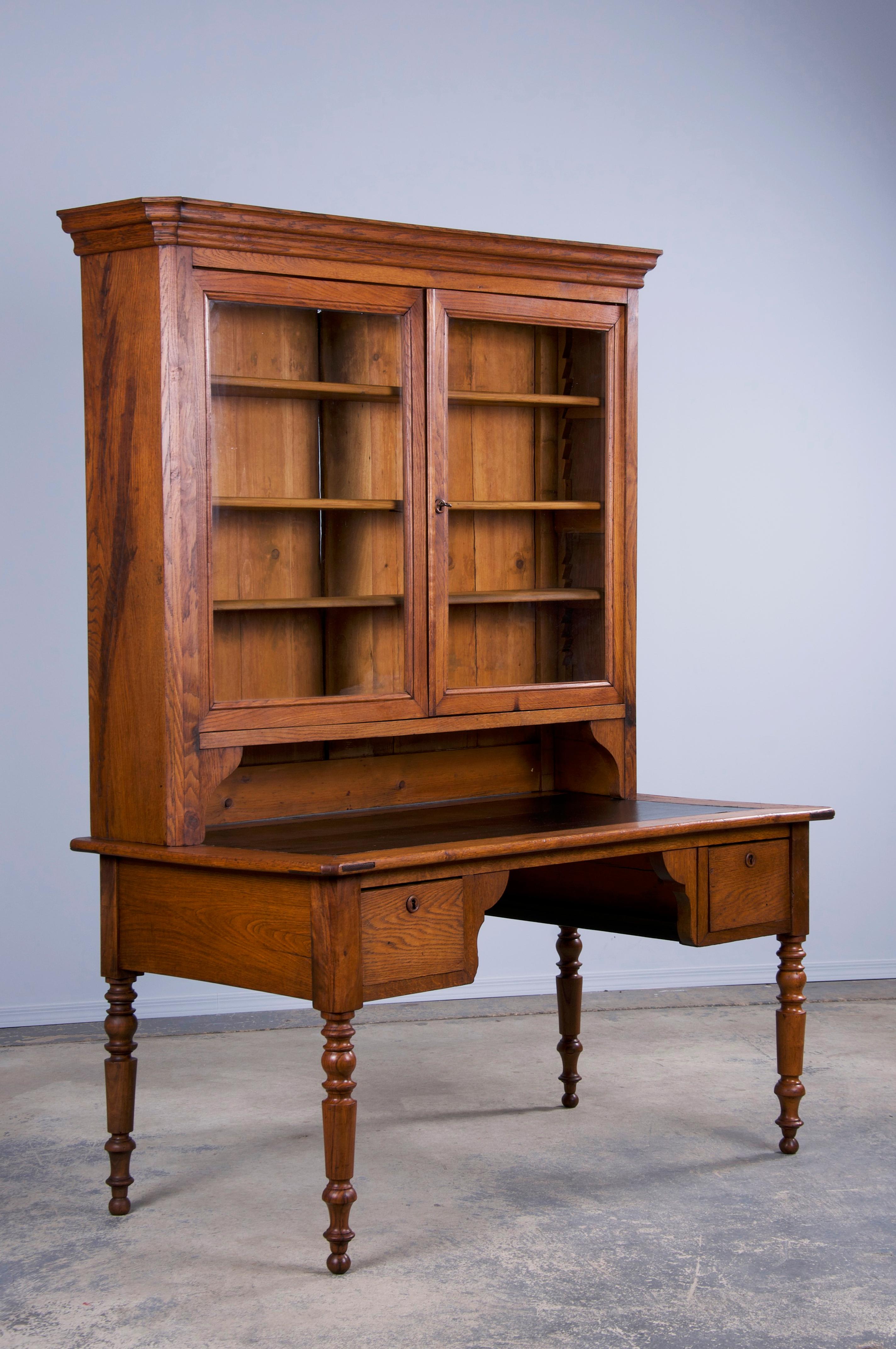 Antique Country French Louis Philippe Style Provincial Escritorio de biblioteca de roble en Bueno Estado en Astoria, NY