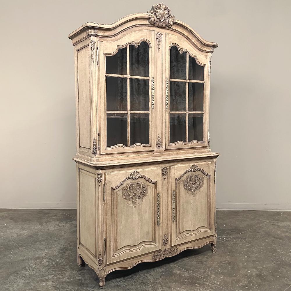 Antique French Louis XIV China Buffet ~ Bookcase ~ Dry Bar è un pezzo molto versatile che aggiungerà stile, fascino e funzionalità a qualsiasi stanza!  Realizzata a mano con legno di quercia massiccio accuratamente sverniciato dal nostro esperto