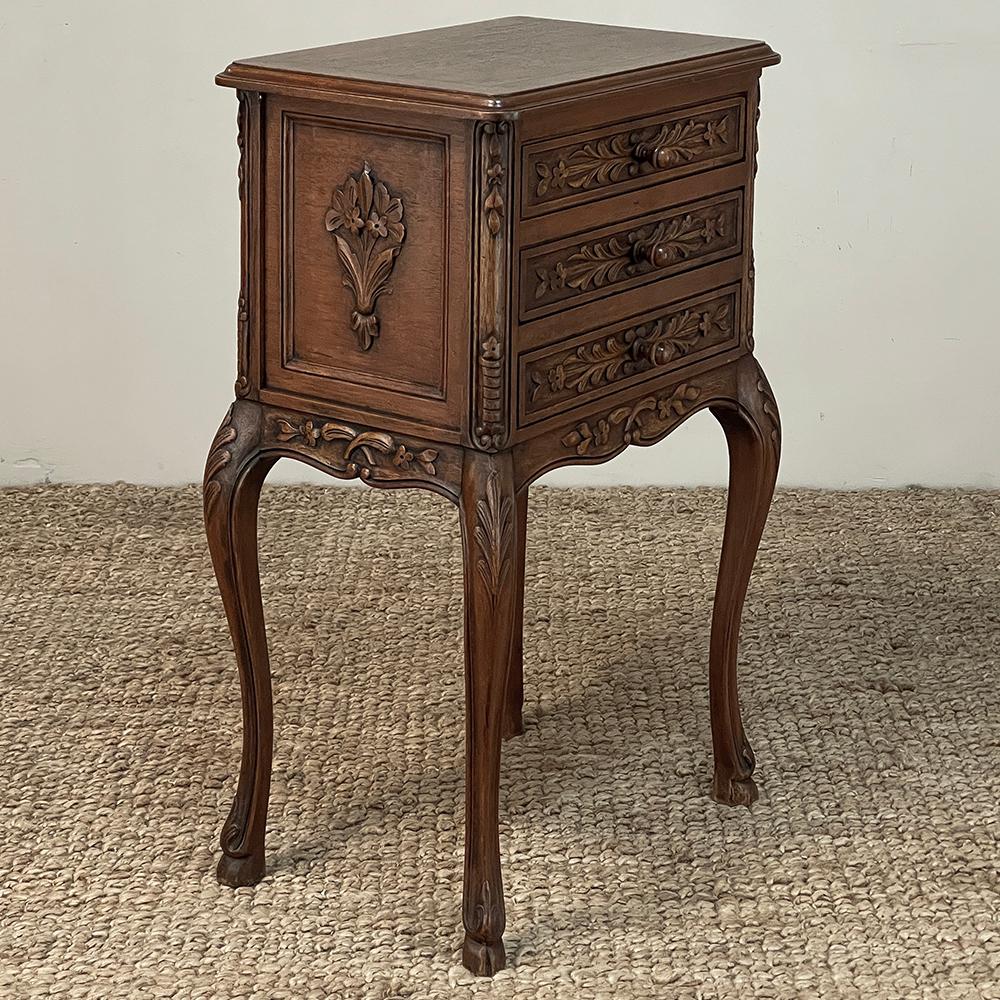 Antiquité Country French Louis XIV Petite Commode ~ Chest of Drawers en vente 5