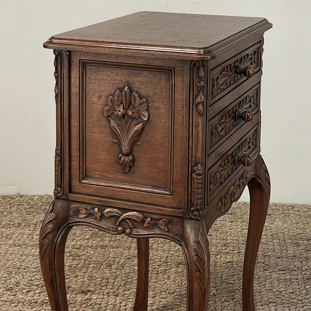 Antiquité Country French Louis XIV Petite Commode ~ Chest of Drawers en vente 6