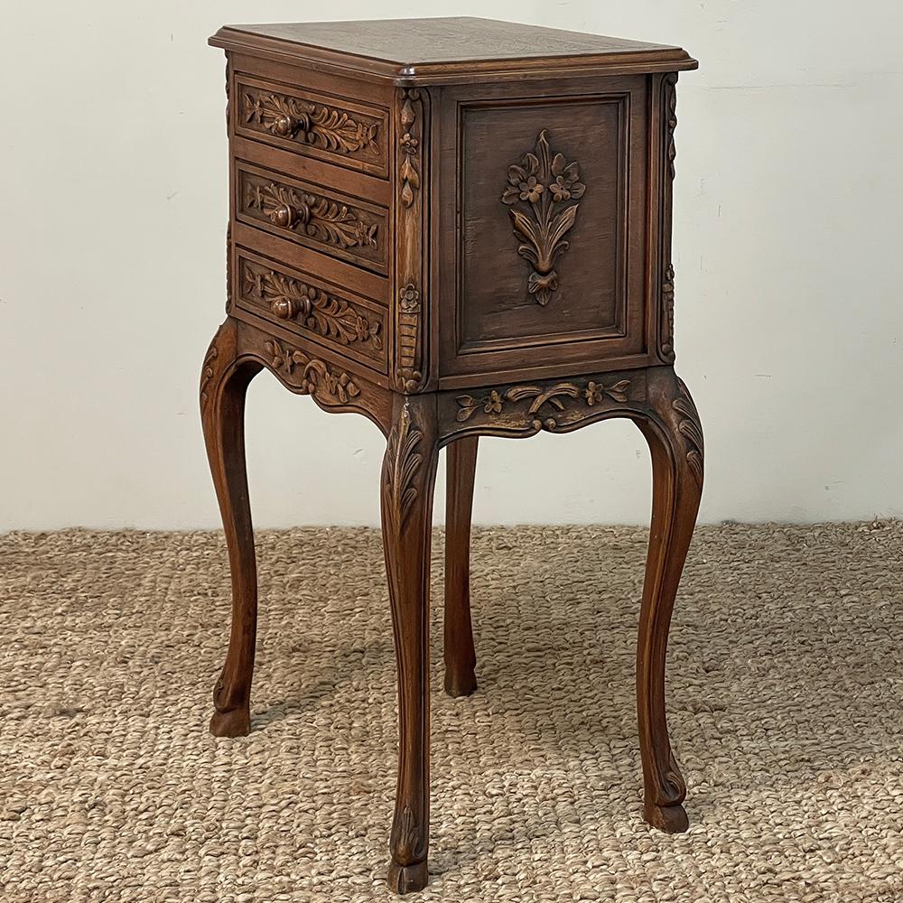 Antiquité Country French Louis XIV Petite Commode ~ Chest of Drawers en vente 8