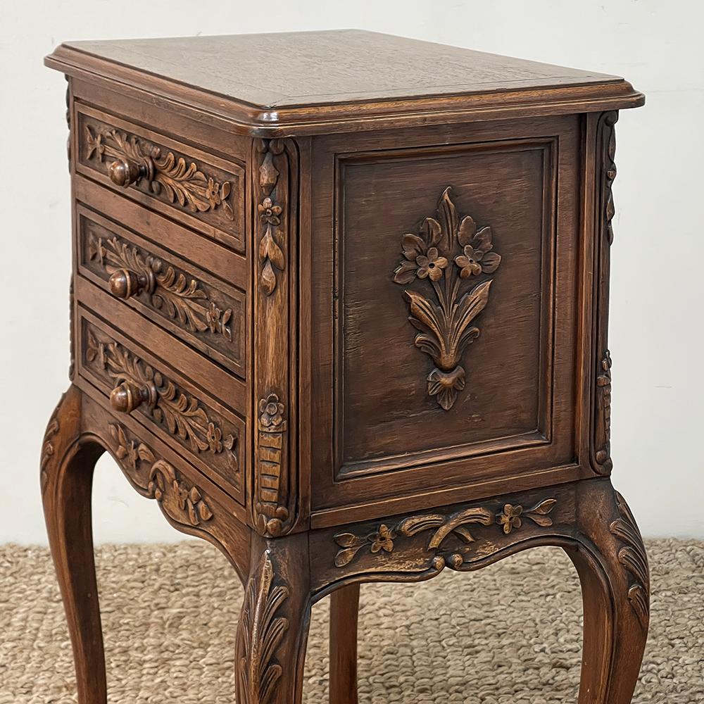 Antiquité Country French Louis XIV Petite Commode ~ Chest of Drawers en vente 9