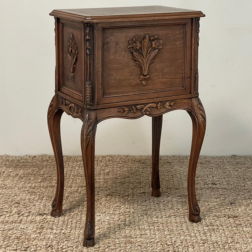 Antiquité Country French Louis XIV Petite Commode ~ Chest of Drawers en vente 11