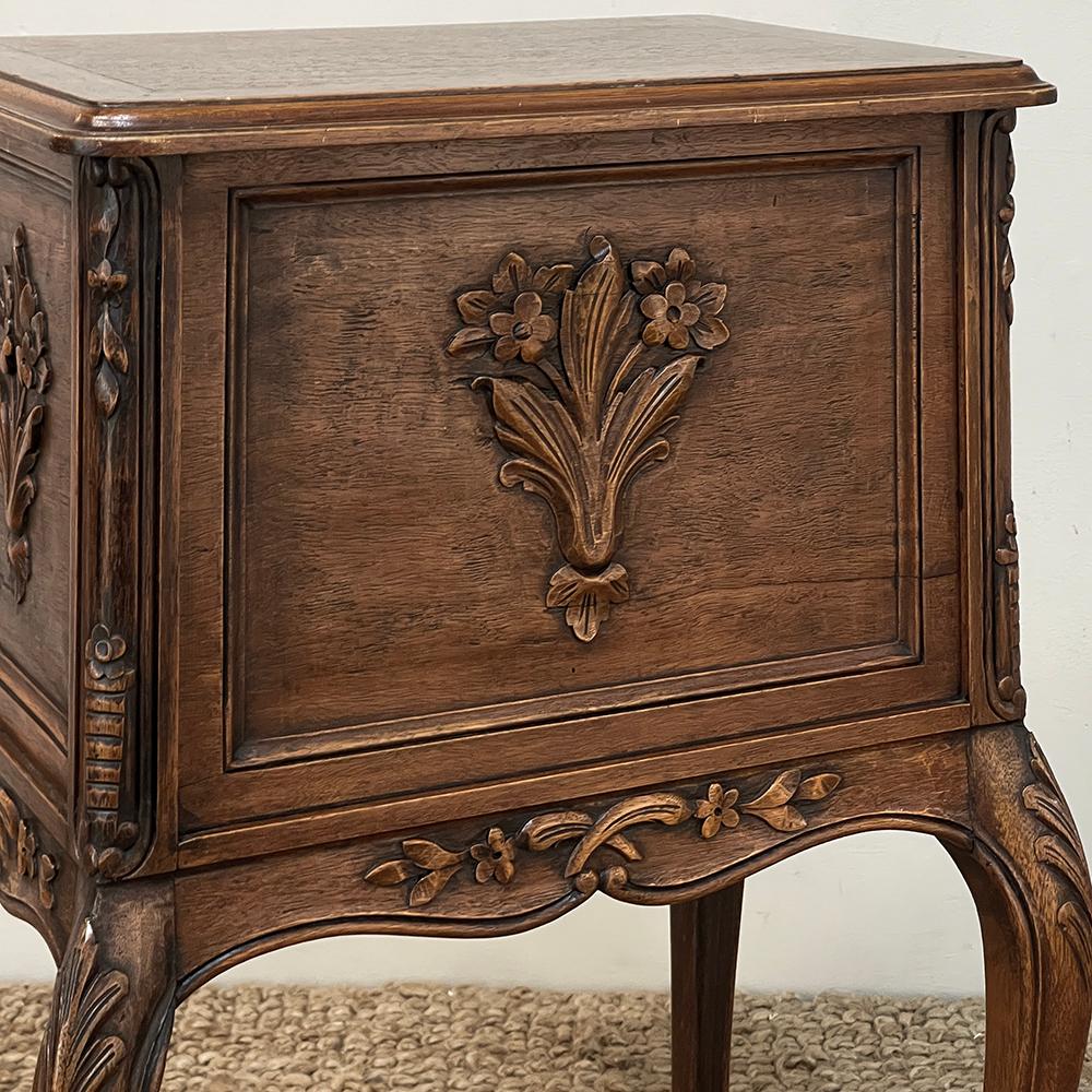 Antiquité Country French Louis XIV Petite Commode ~ Chest of Drawers en vente 12