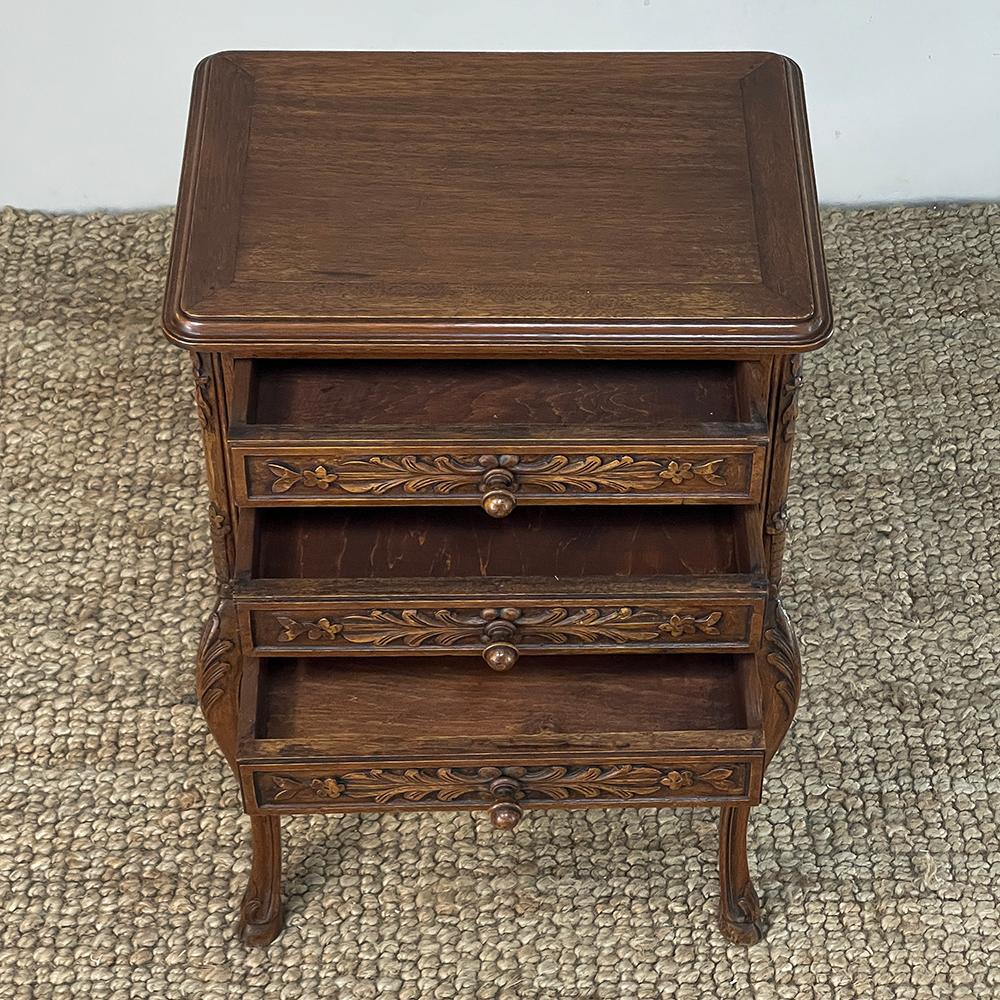 Antique Country French Louis XIV Petite Commode ~ Chest of Drawers In Good Condition For Sale In Dallas, TX