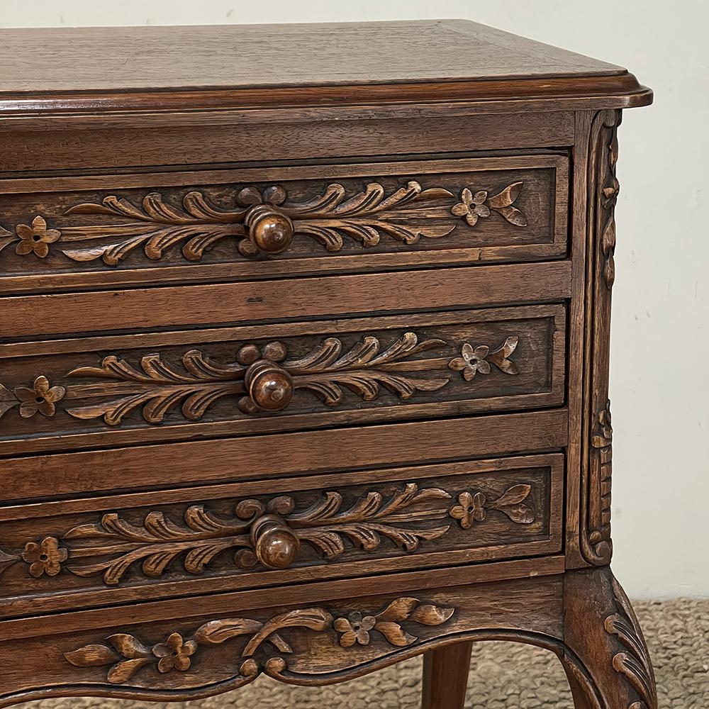 Noyer Antiquité Country French Louis XIV Petite Commode ~ Chest of Drawers en vente