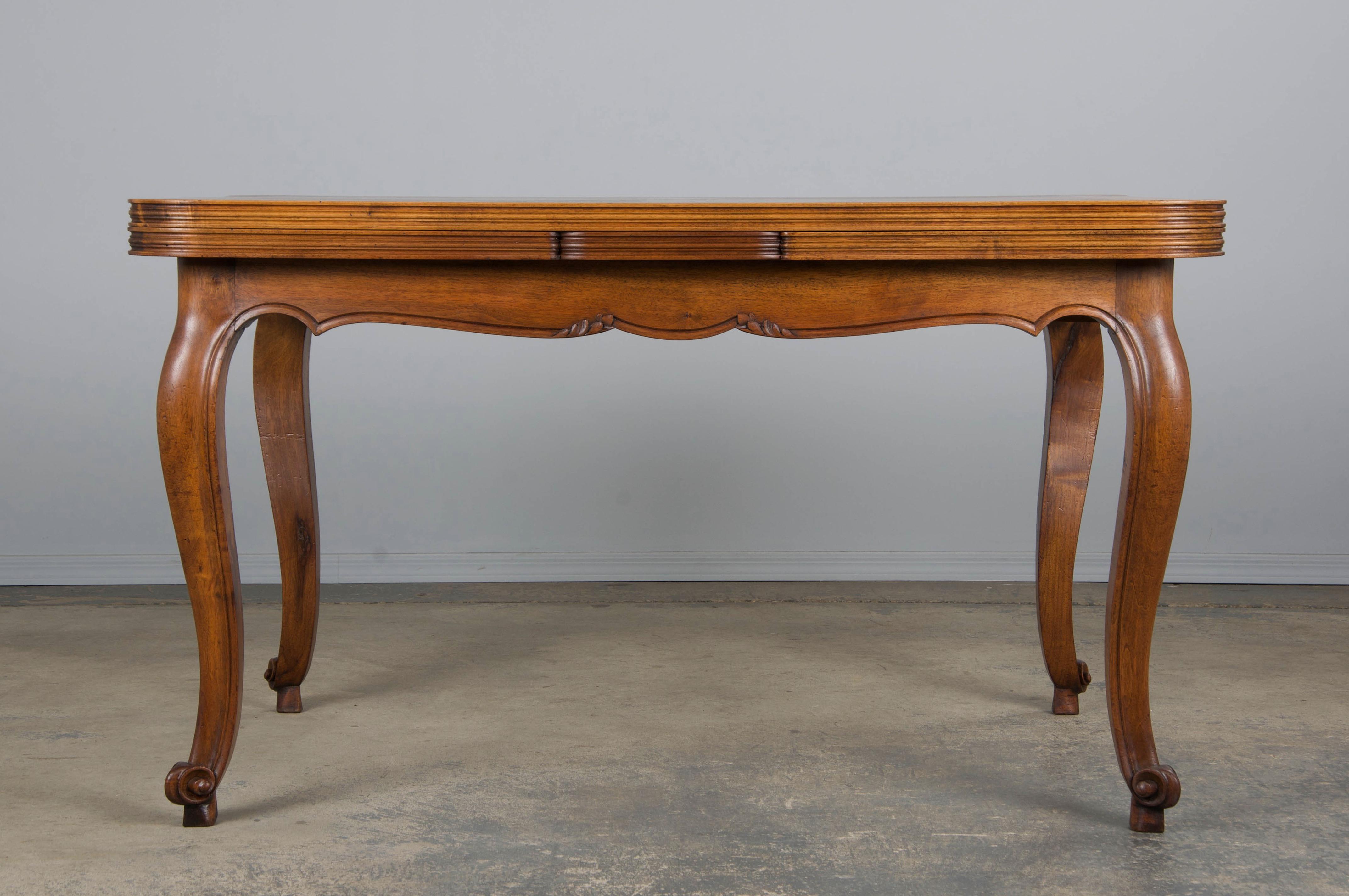 Antique Country French Louis XV Style Provincial Walnut Extendable Dining Table In Good Condition For Sale In Astoria, NY