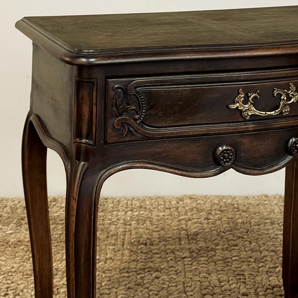 Antiker französischer Nachttisch aus Nussbaumholz im Louis-XV-Stil ~ Beistelltisch im Angebot 2