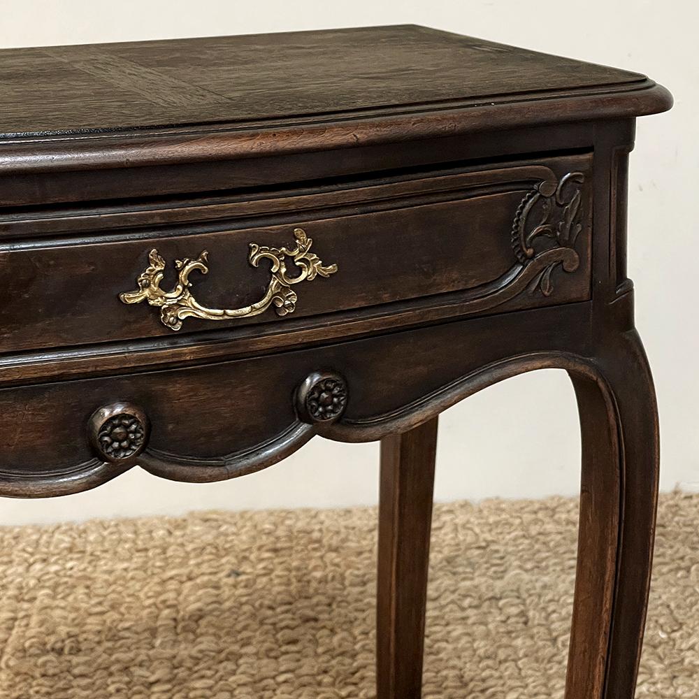 Antiker französischer Nachttisch aus Nussbaumholz im Louis-XV-Stil ~ Beistelltisch im Angebot 3