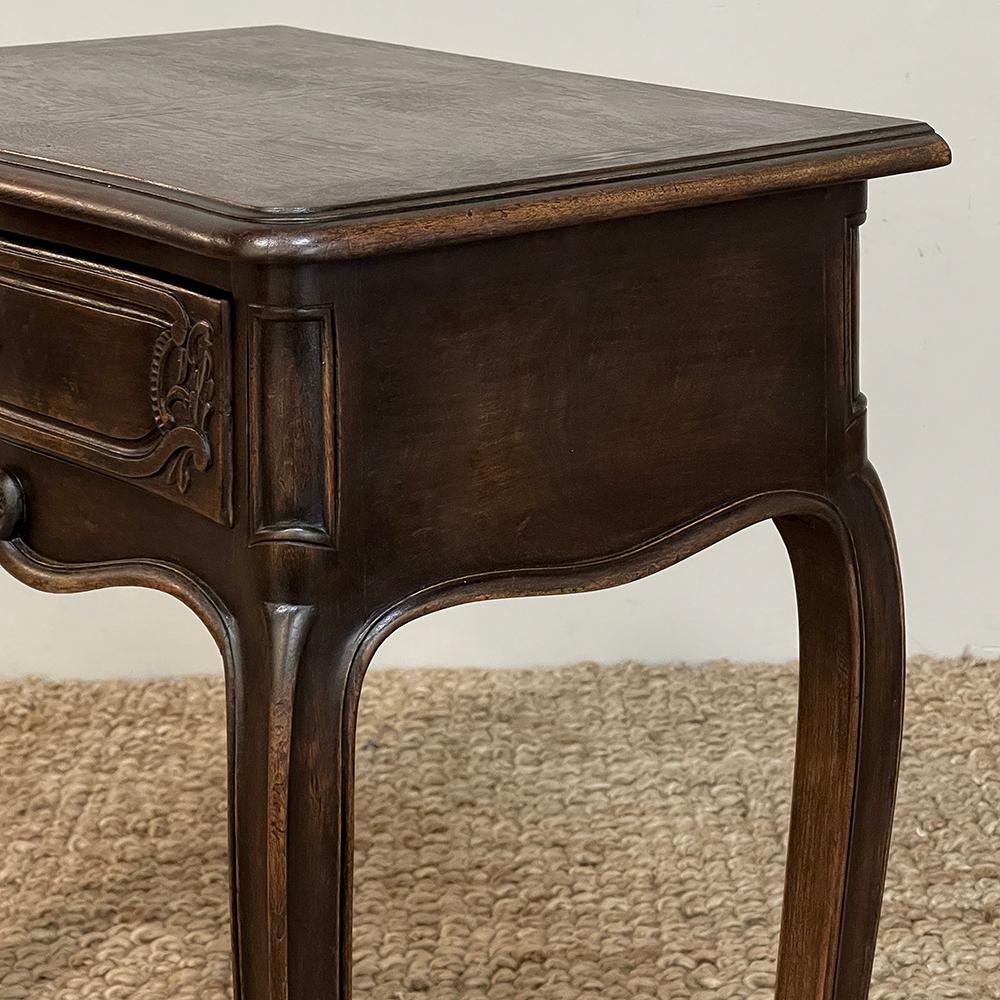 Antiker französischer Nachttisch aus Nussbaumholz im Louis-XV-Stil ~ Beistelltisch im Angebot 5