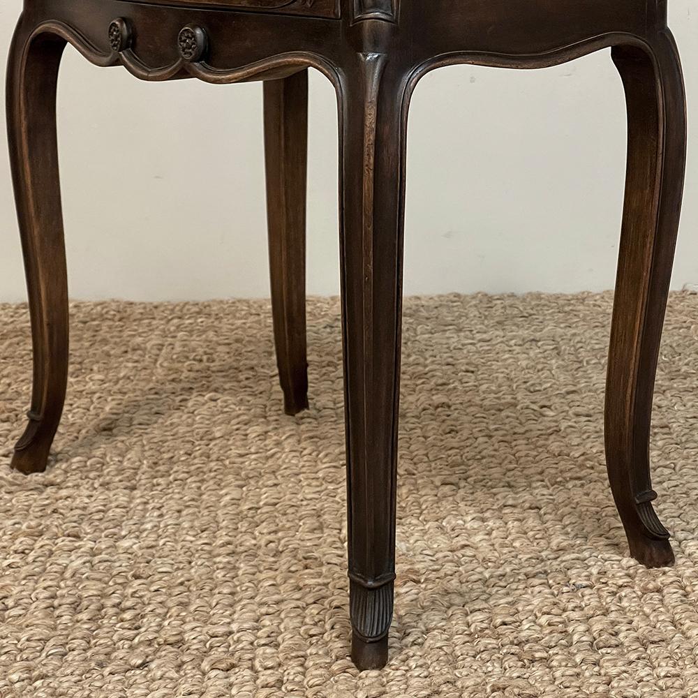 Antiker französischer Nachttisch aus Nussbaumholz im Louis-XV-Stil ~ Beistelltisch im Angebot 6
