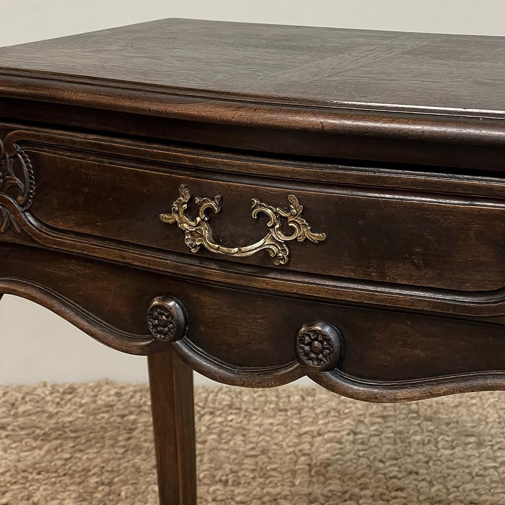 Antiquité Country French Louis XV Walnut Nightstand ~ End Table en vente 8