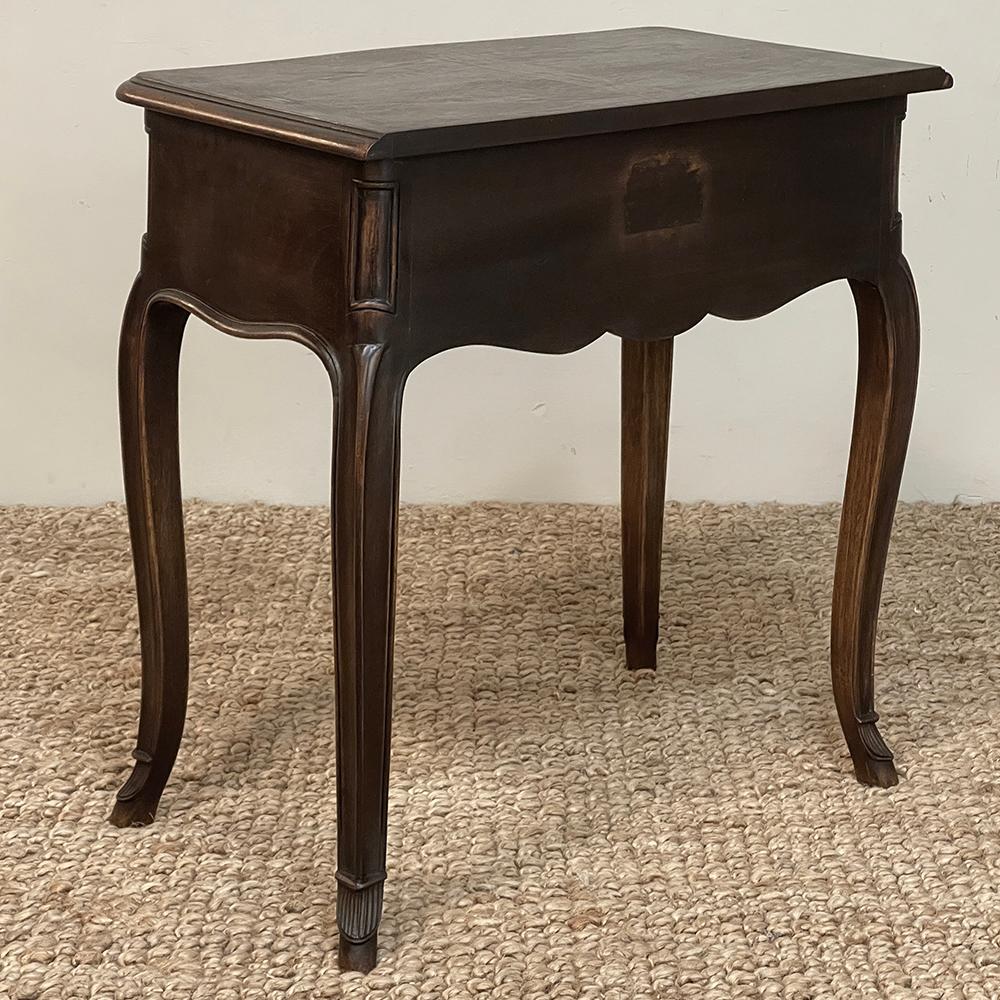 Antiquité Country French Louis XV Walnut Nightstand ~ End Table en vente 9