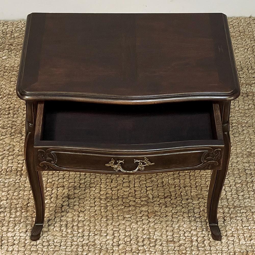 Antiker französischer Nachttisch aus Nussbaumholz im Louis-XV-Stil ~ Beistelltisch (Handgefertigt) im Angebot