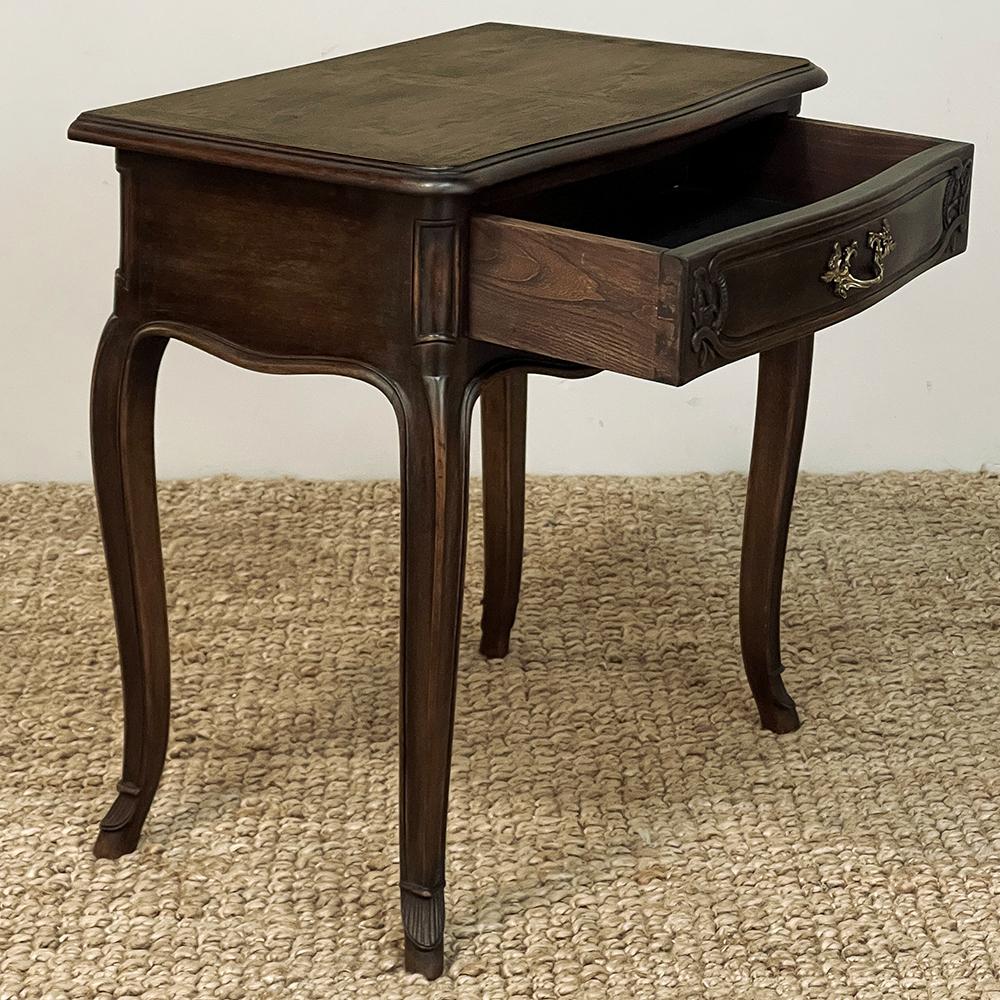 Laiton Antiquité Country French Louis XV Walnut Nightstand ~ End Table en vente