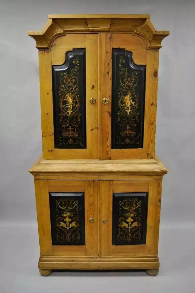 Antike Land Französisch neoklassischen Putti gemalt Kiefer Schrank Schrank Hutch. Die zweiteilige Konstruktion aus massivem Kiefernholz, die vier Flügeltüren mit handbemalten schwarzen Paneelen sind in die Jahre gekommen. Die oberen Türen sind mit