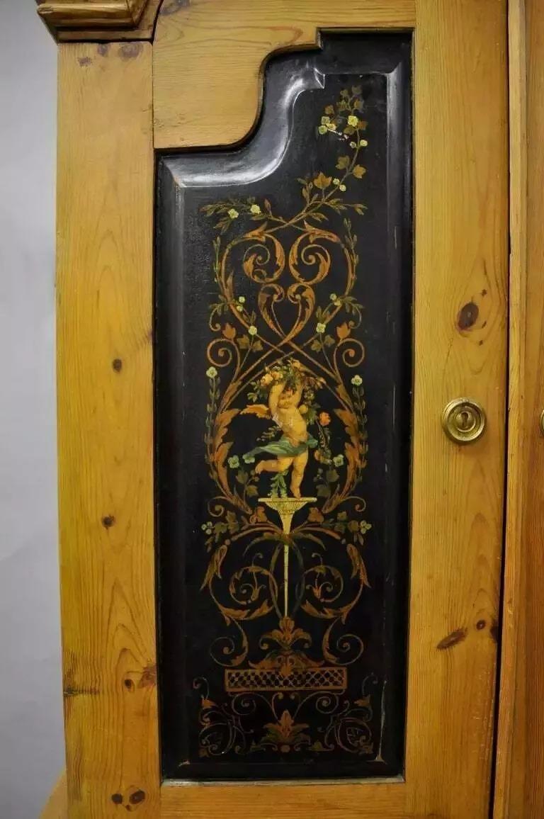Antike Land Französisch neoklassischen Putti gemalt Kiefer Cupboard Cabinet Hutch (Unbekannt) im Angebot