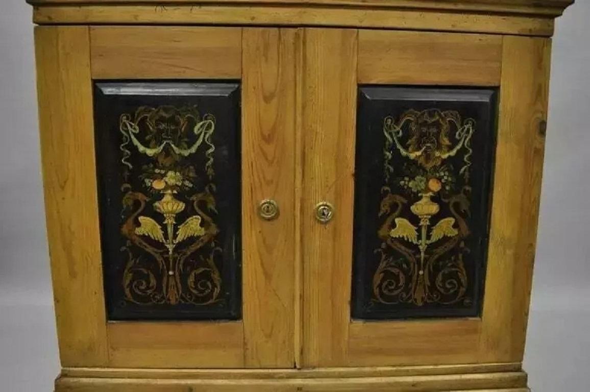 Antike Land Französisch neoklassischen Putti gemalt Kiefer Cupboard Cabinet Hutch (19. Jahrhundert) im Angebot
