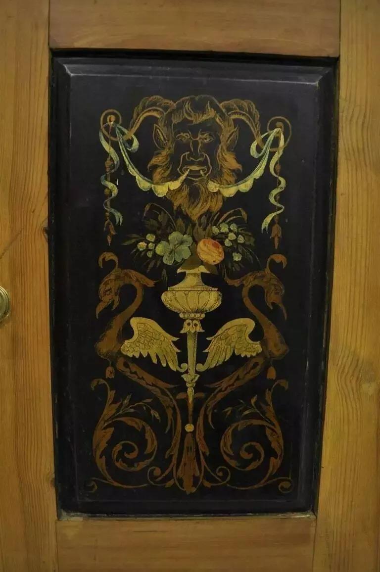 Antike Land Französisch neoklassischen Putti gemalt Kiefer Cupboard Cabinet Hutch (Kiefernholz) im Angebot
