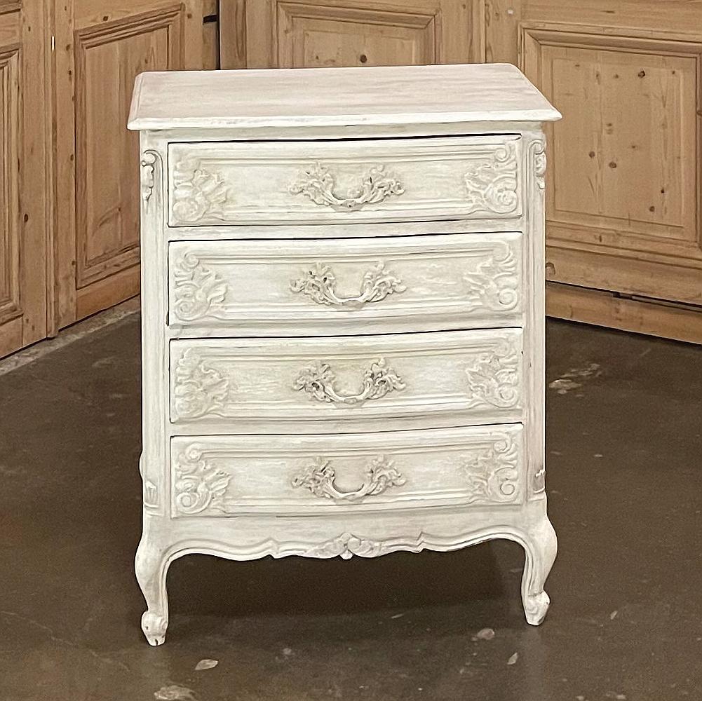 Cette commode ancienne peinte à la française présente une apparence gracieuse, rehaussée par un subtil travail de volutes, depuis les ornements sculptés sur les façades des tiroirs jusqu'aux quatre pieds, chacun étant orné de sculptures en esgargot.