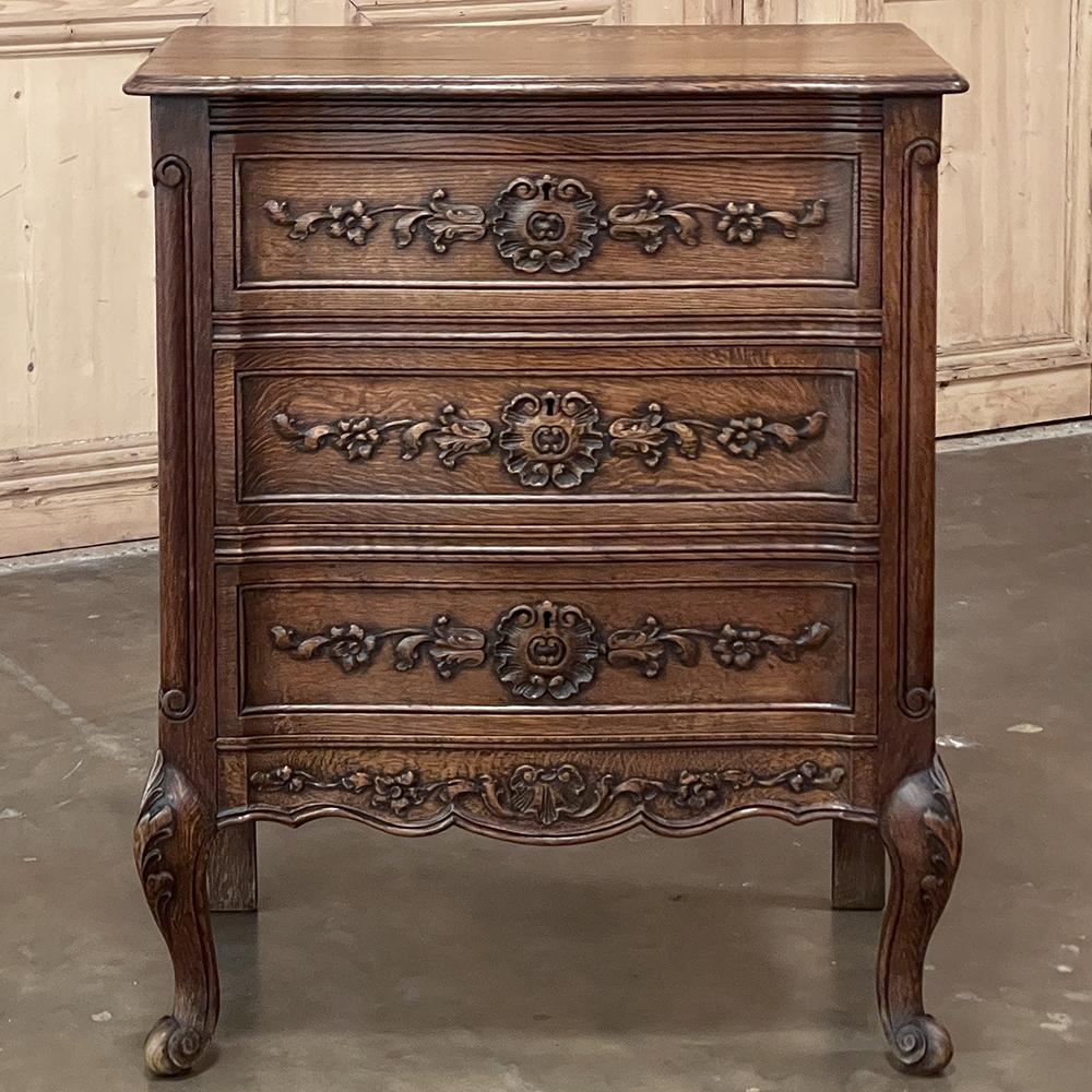 Antique Country French Petite Commode ~ Chest of Drawers In Good Condition For Sale In Dallas, TX