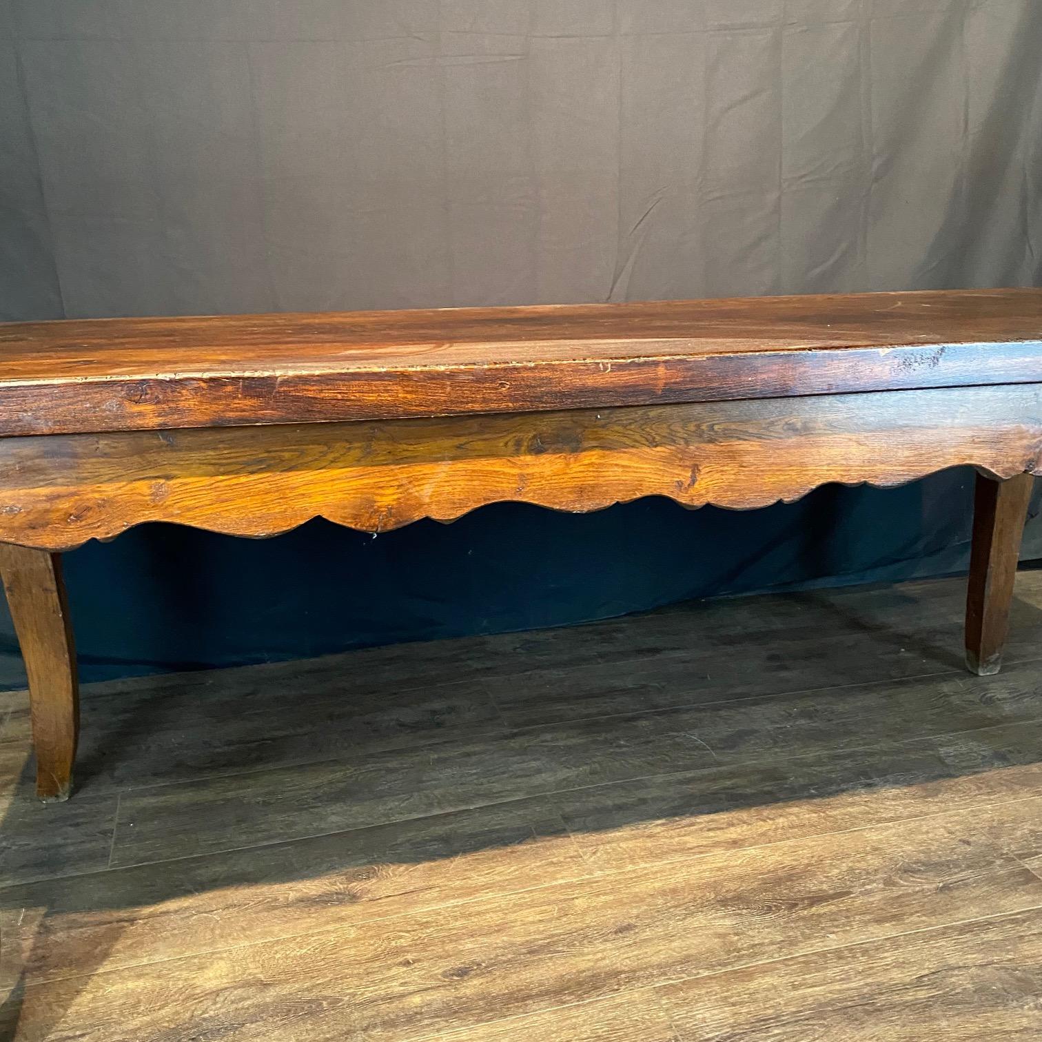 Table de salle à manger ou table de récolte en bois de chêne massif.  Jolis tabliers sculptés avec des formes serpentines décoratives sur tous les côtés qui ajoutent de la fantaisie au design. La table est construite avec une menuiserie à chevilles
