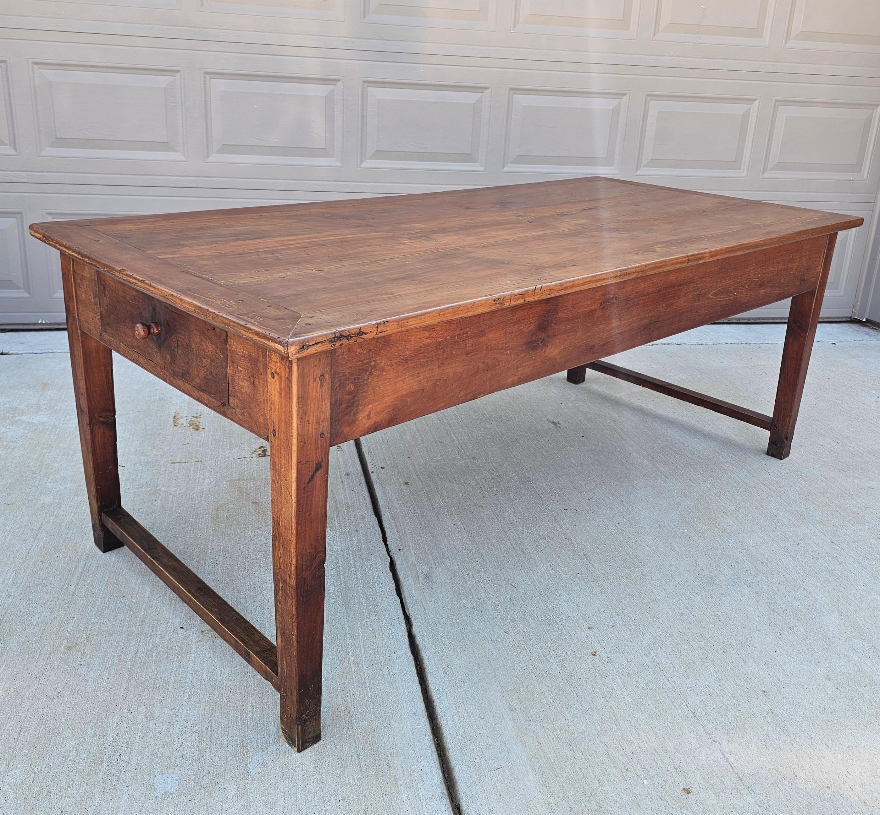 XIX secolo Antique French Provincial Fruitwood Farmhouse Table Isola da cucina
