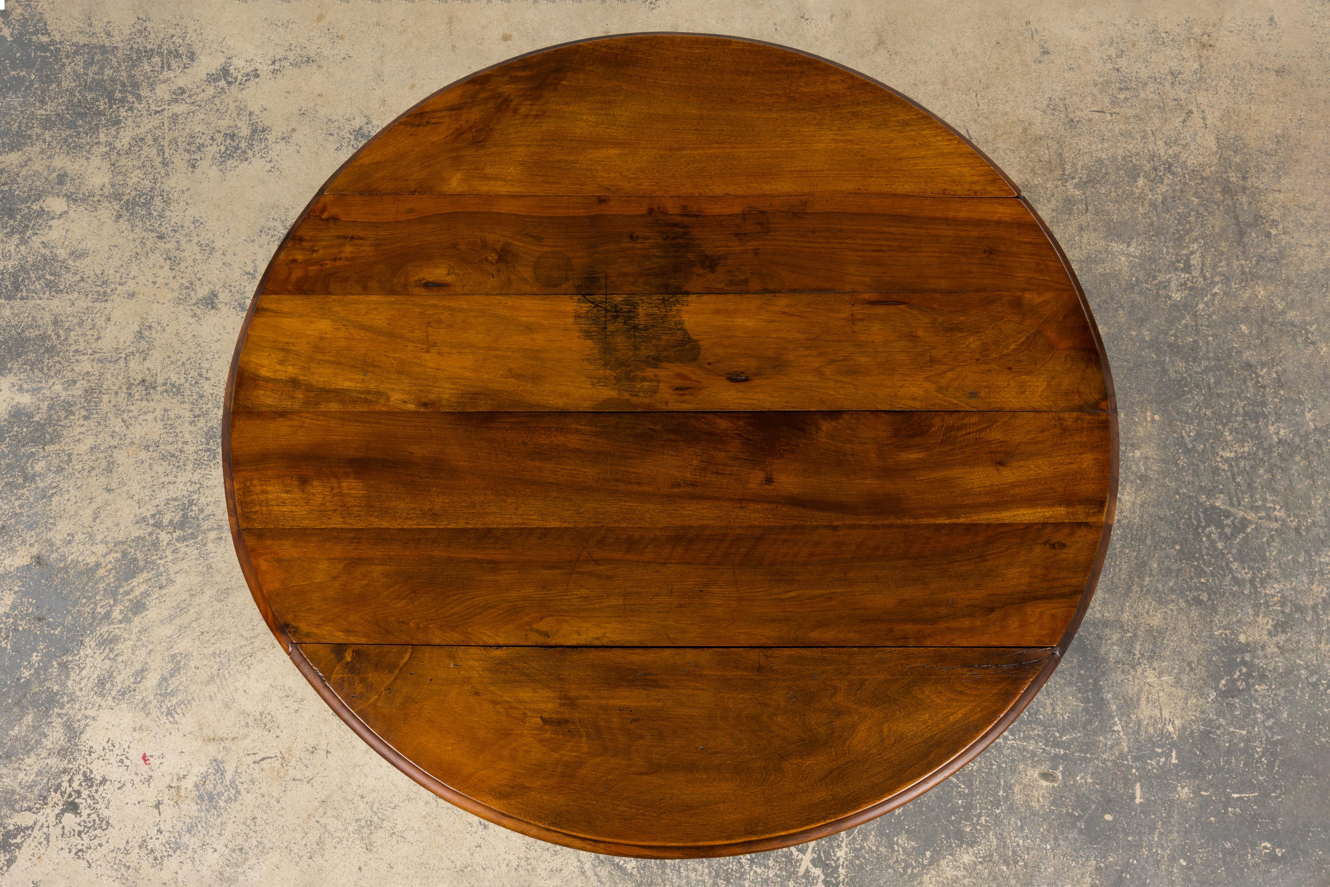 Antique Country French Provincial Maple Drop Leaf Table In Good Condition For Sale In Astoria, NY