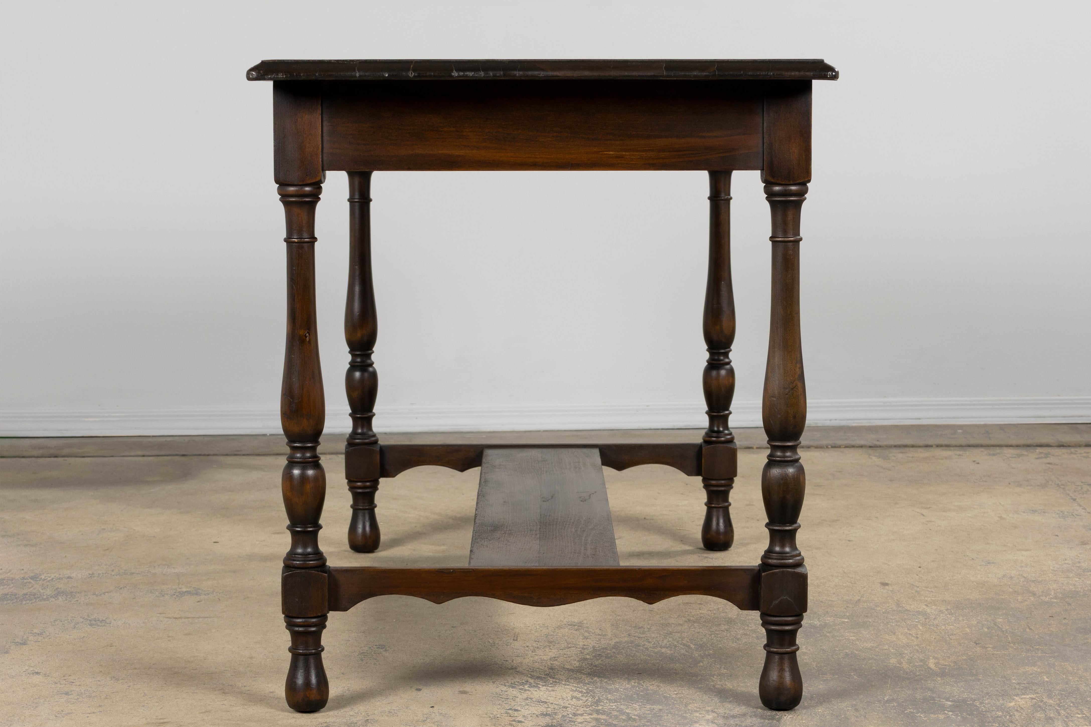 Antique French Provincial Maple Writing Table (Tavolo da scrittura in acero) in vendita 4
