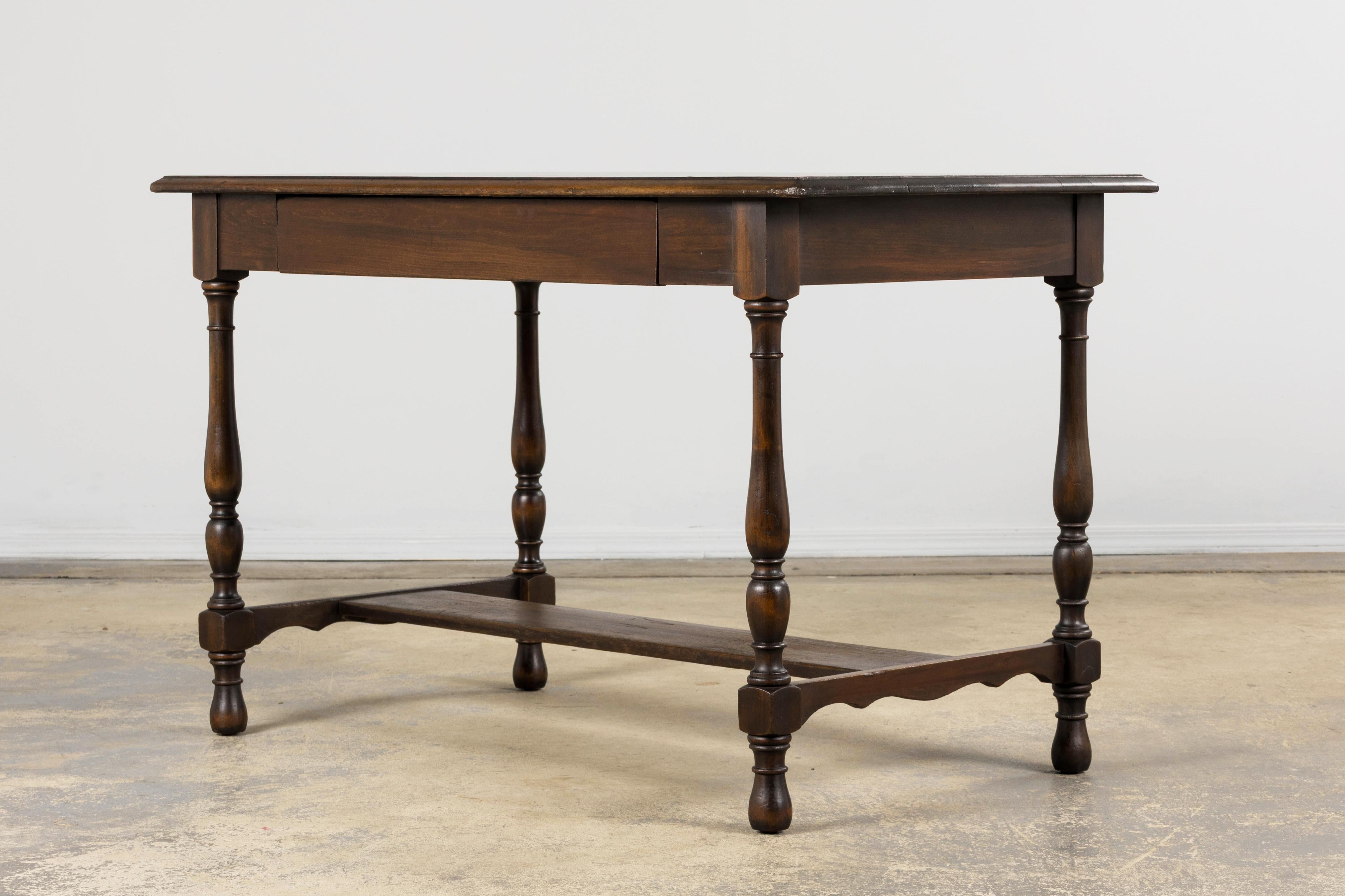 Antique French Provincial Maple Writing Table (Tavolo da scrittura in acero) in vendita 7