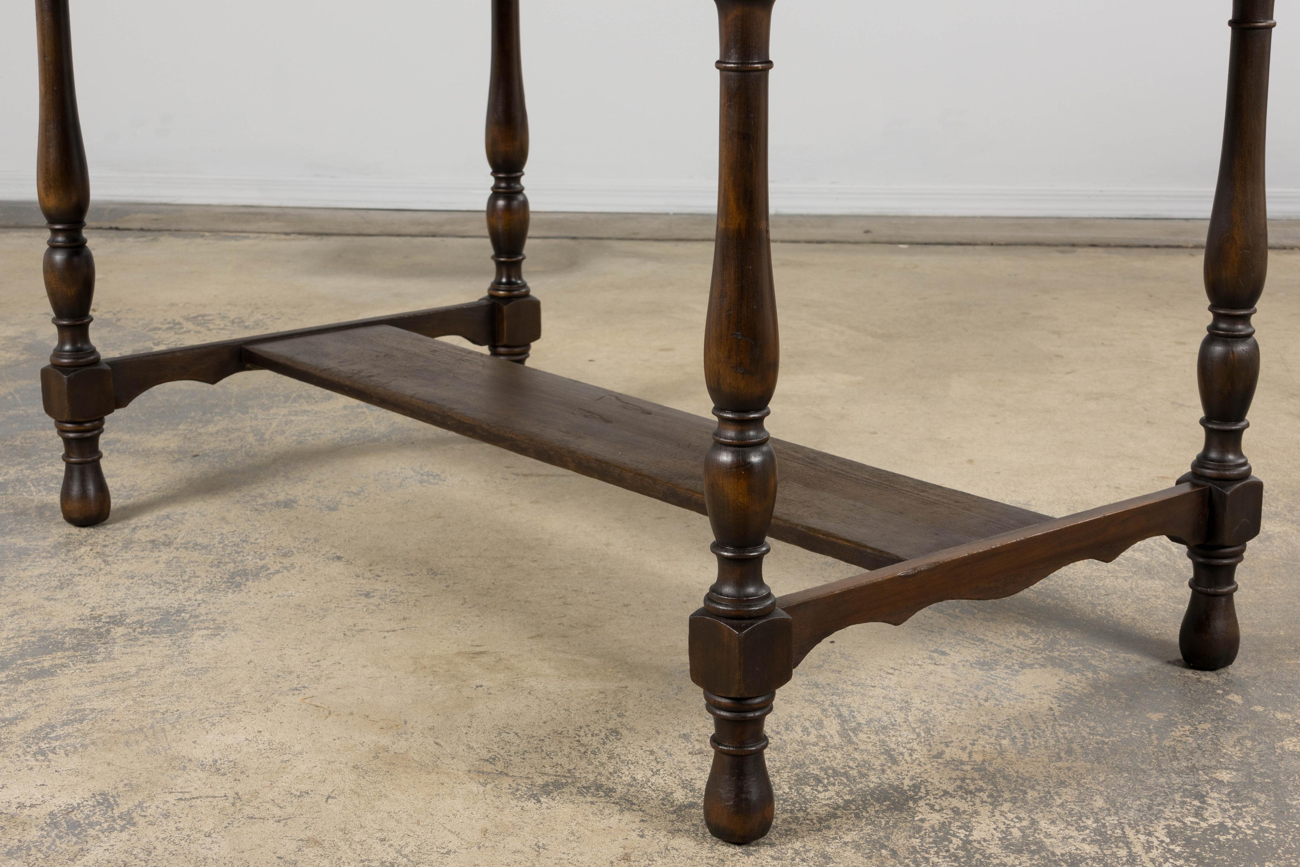 Antique French Provincial Maple Writing Table (Tavolo da scrittura in acero) in vendita 10