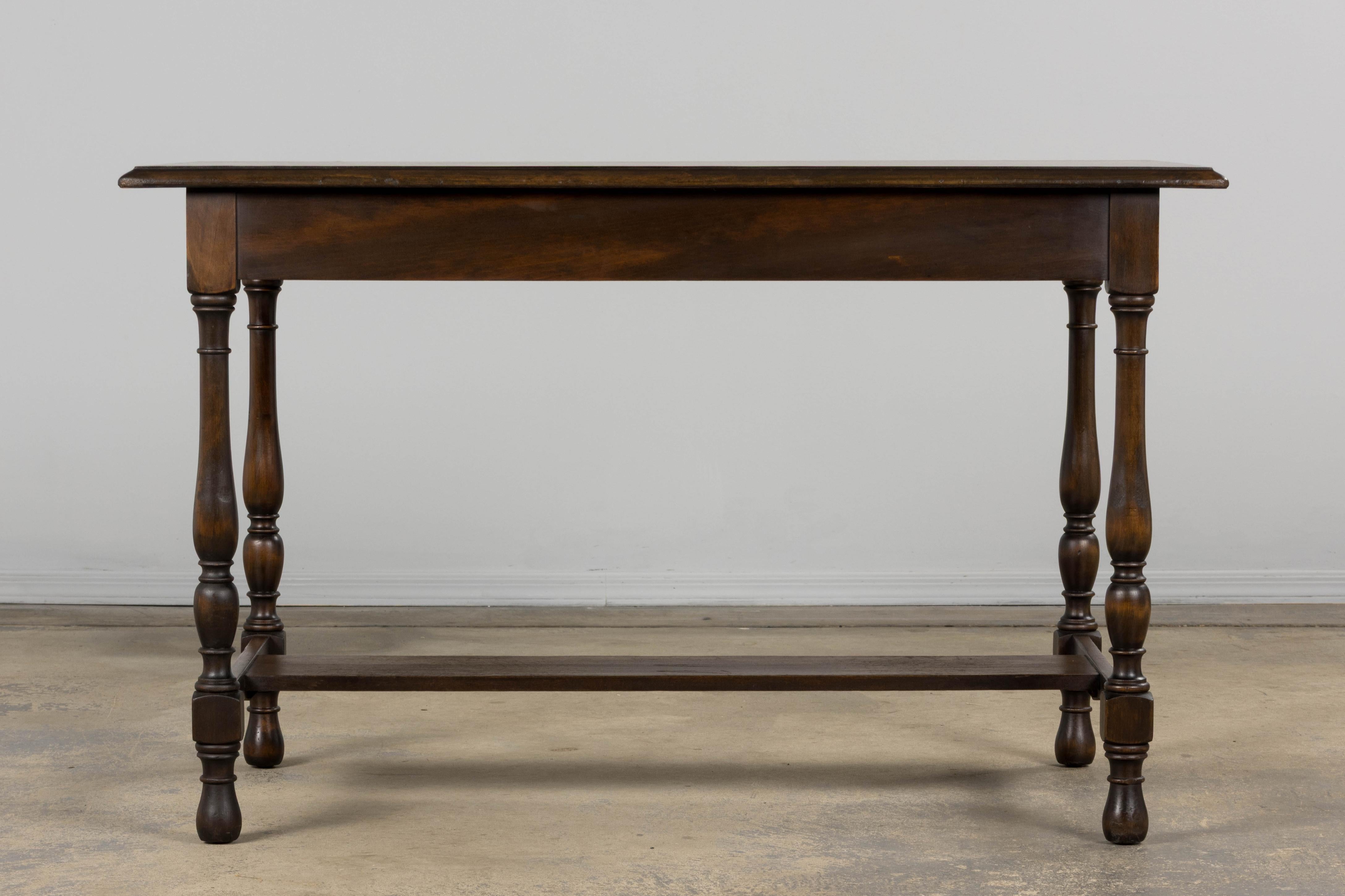 Antique French Provincial Maple Writing Table (Tavolo da scrittura in acero) in vendita 12