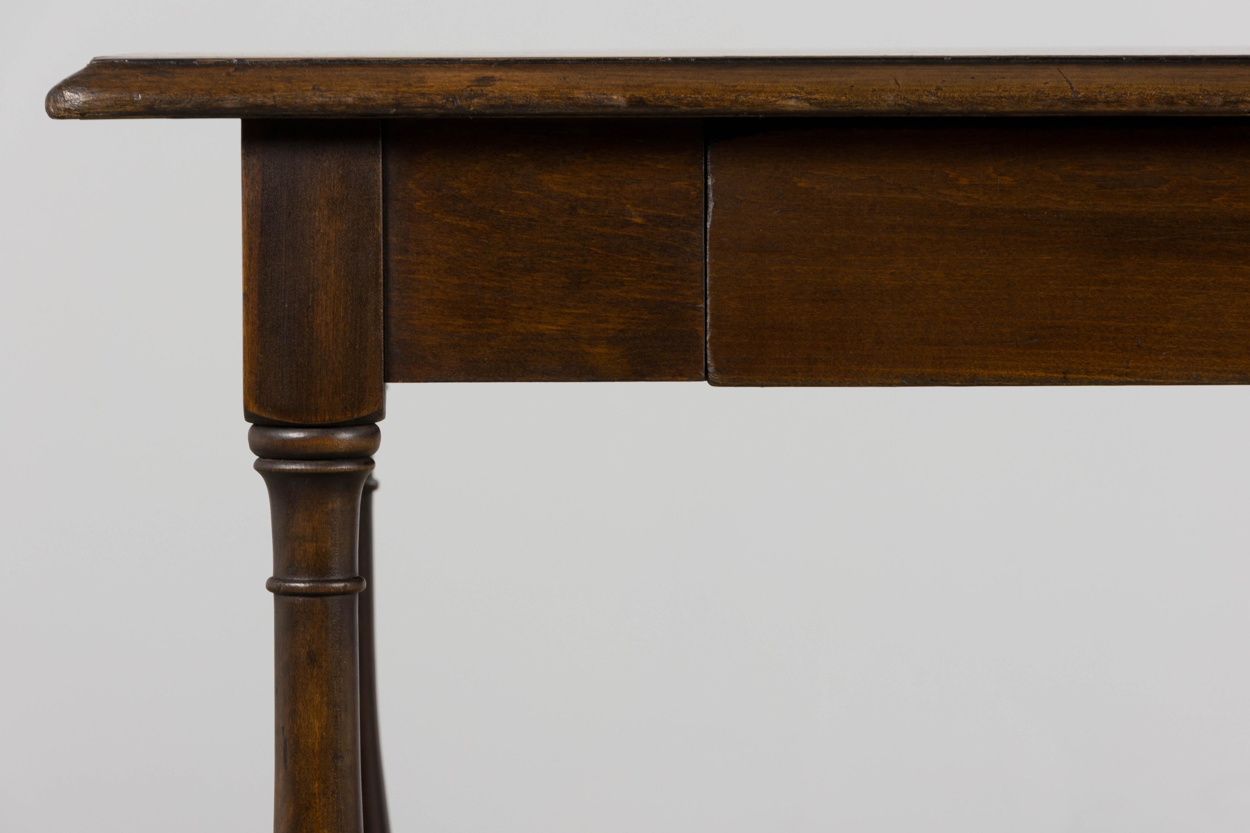 Stile provenzale Antique French Provincial Maple Writing Table (Tavolo da scrittura in acero) in vendita