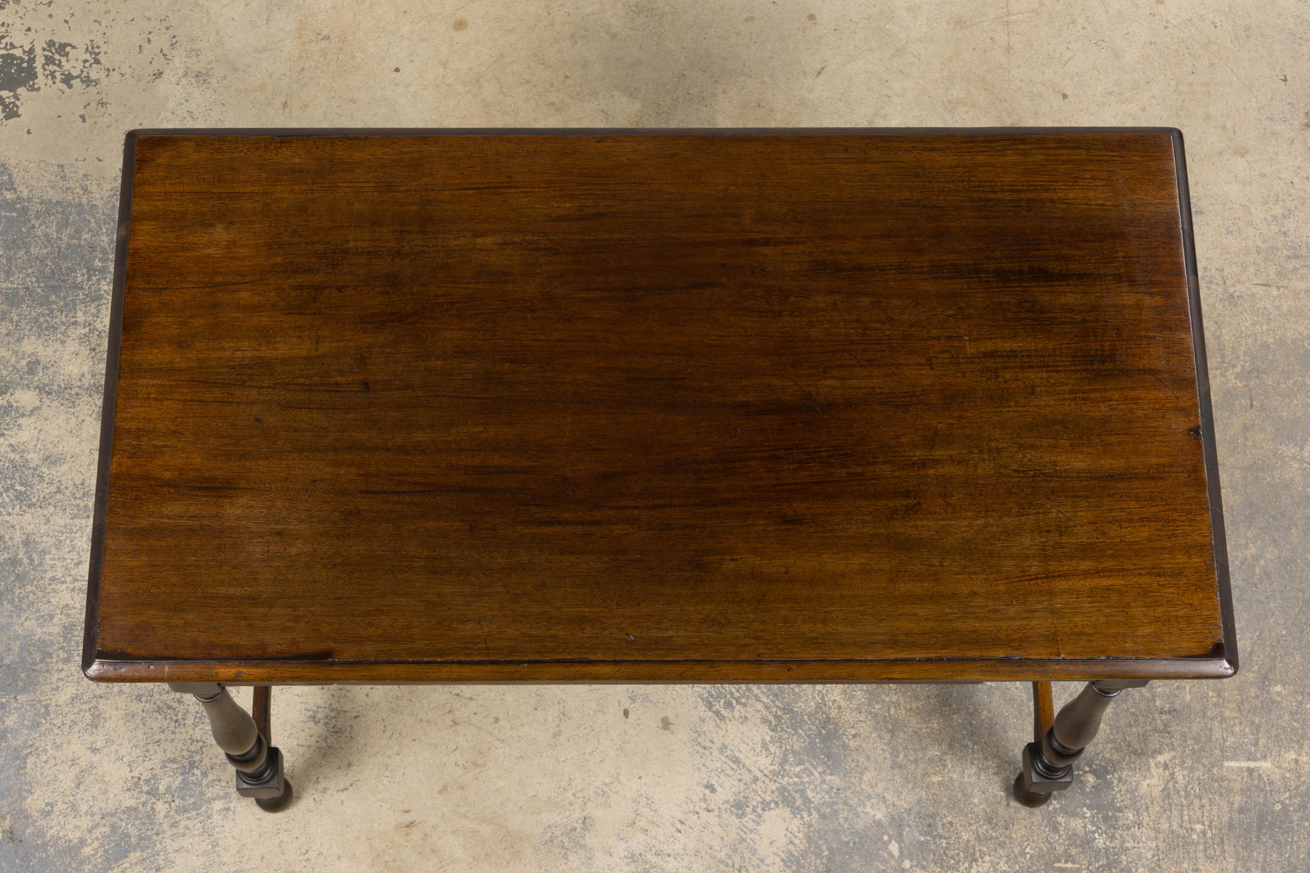 Francese Antique French Provincial Maple Writing Table (Tavolo da scrittura in acero) in vendita