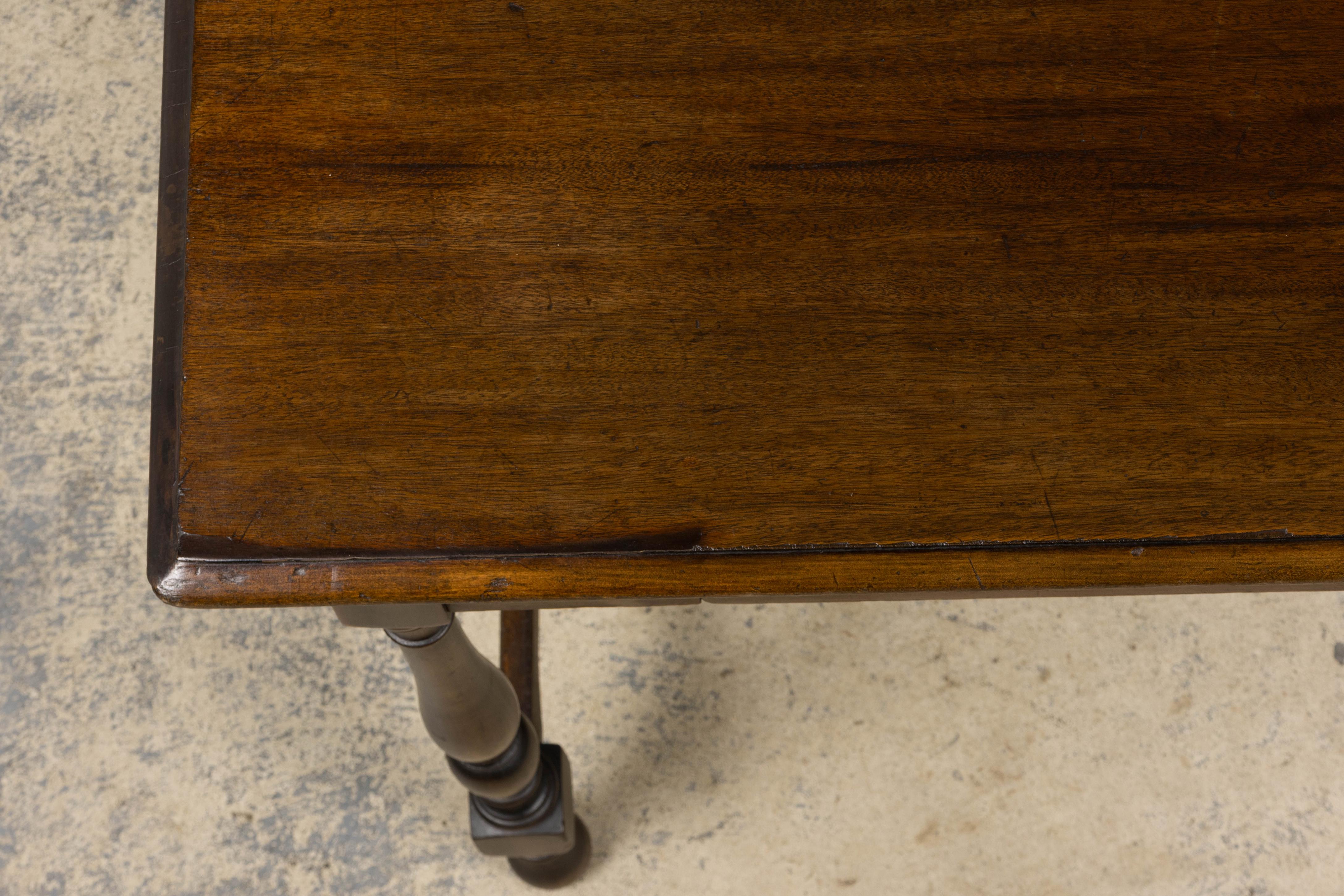 Intagliato a mano Antique French Provincial Maple Writing Table (Tavolo da scrittura in acero) in vendita