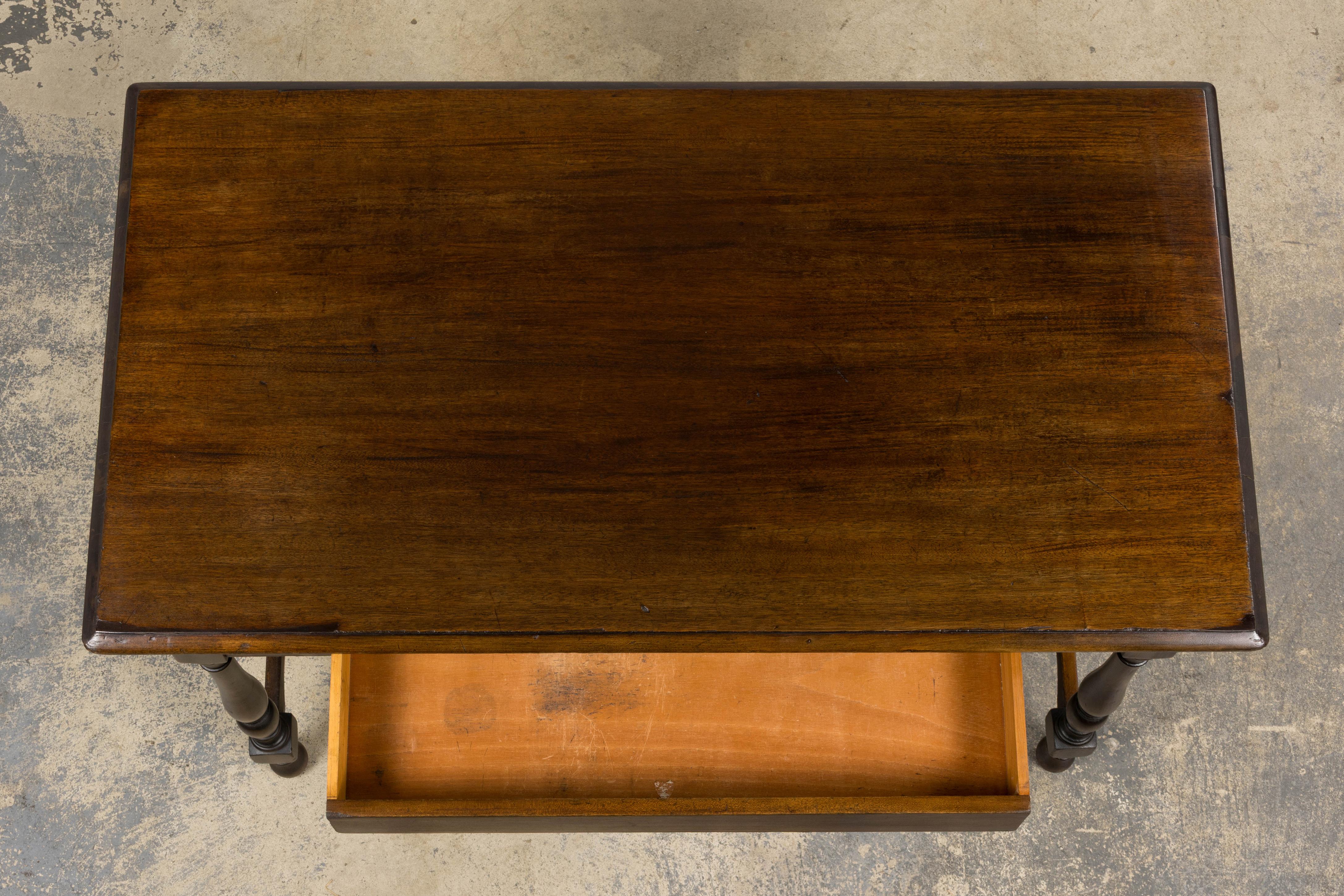 Antique French Provincial Maple Writing Table (Tavolo da scrittura in acero) In condizioni buone in vendita a Astoria, NY