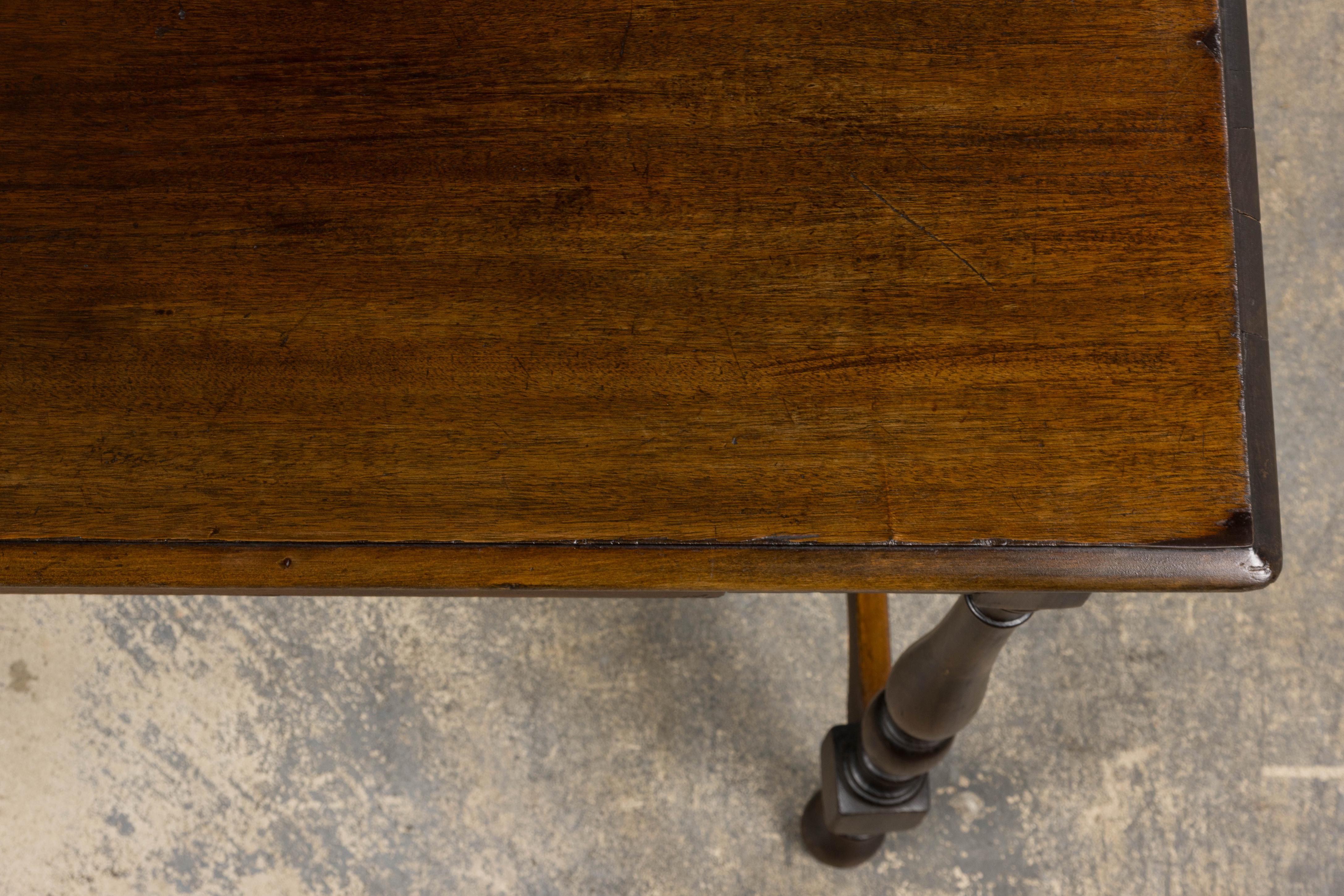 XX secolo Antique French Provincial Maple Writing Table (Tavolo da scrittura in acero) in vendita