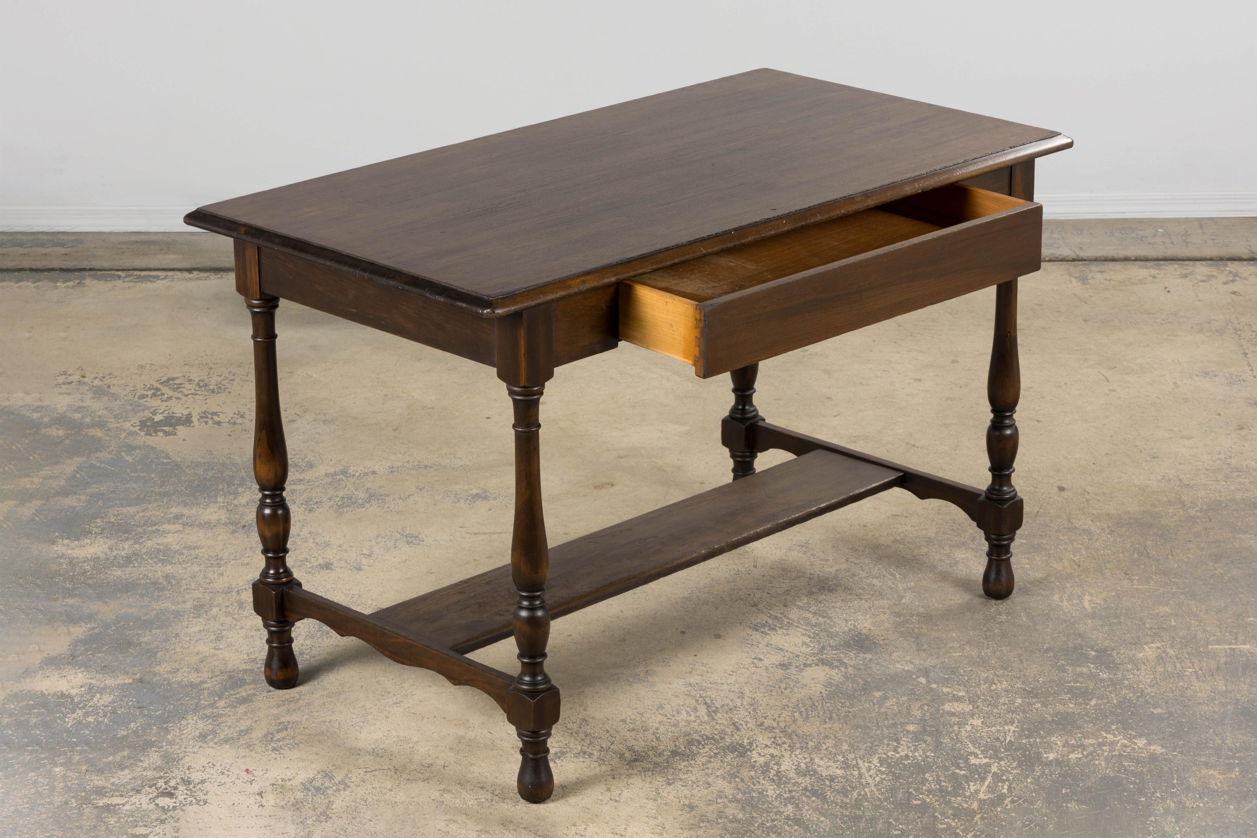 Acero Antique French Provincial Maple Writing Table (Tavolo da scrittura in acero) in vendita