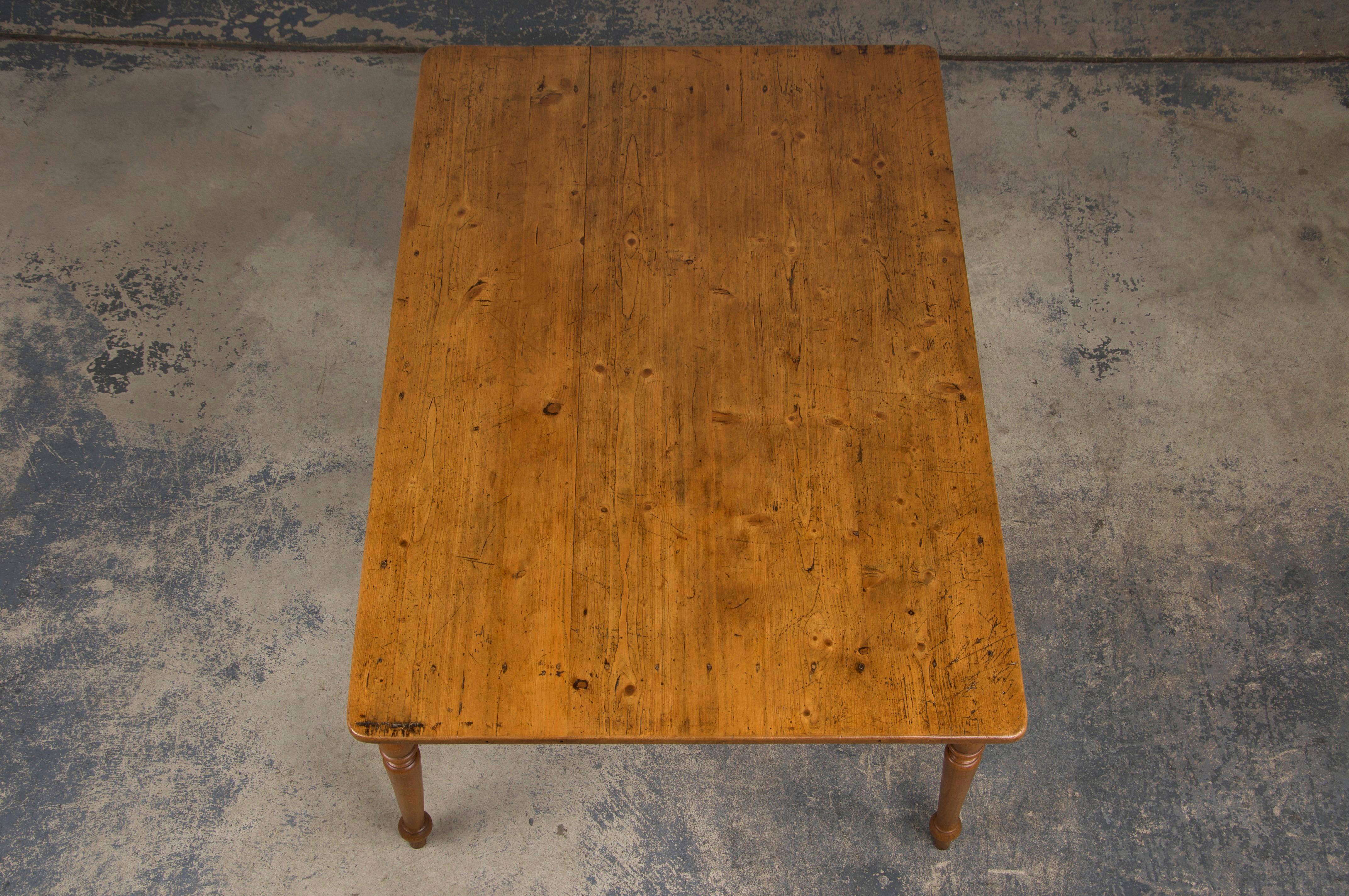 Antique French Provincial Mixed Wood Farmhouse Table (Tavolo da fattoria in legno misto) in vendita 2