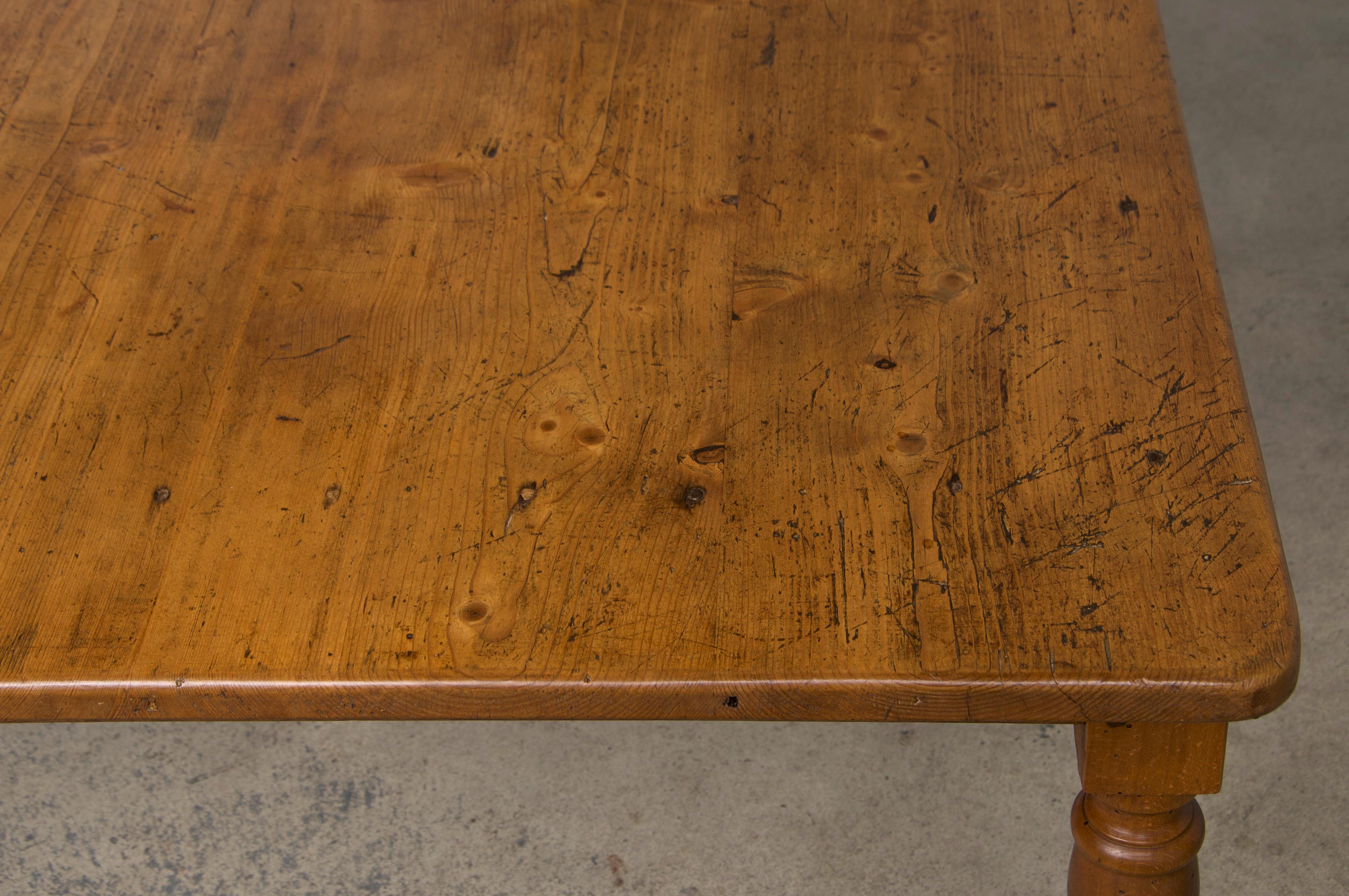 Antique French Provincial Mixed Wood Farmhouse Table (Tavolo da fattoria in legno misto) in vendita 3