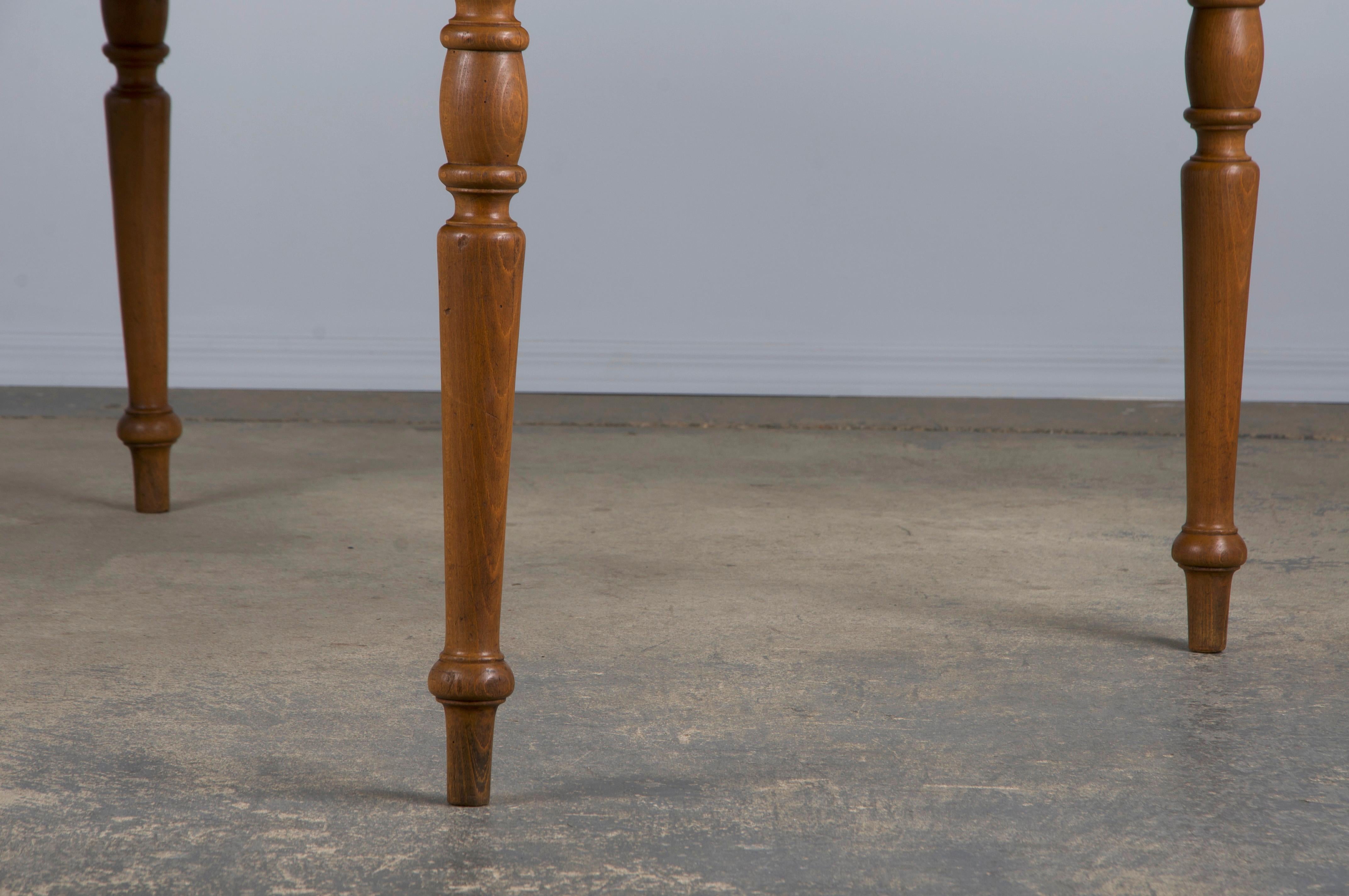 Antique French Provincial Mixed Wood Farmhouse Table (Tavolo da fattoria in legno misto) in vendita 4