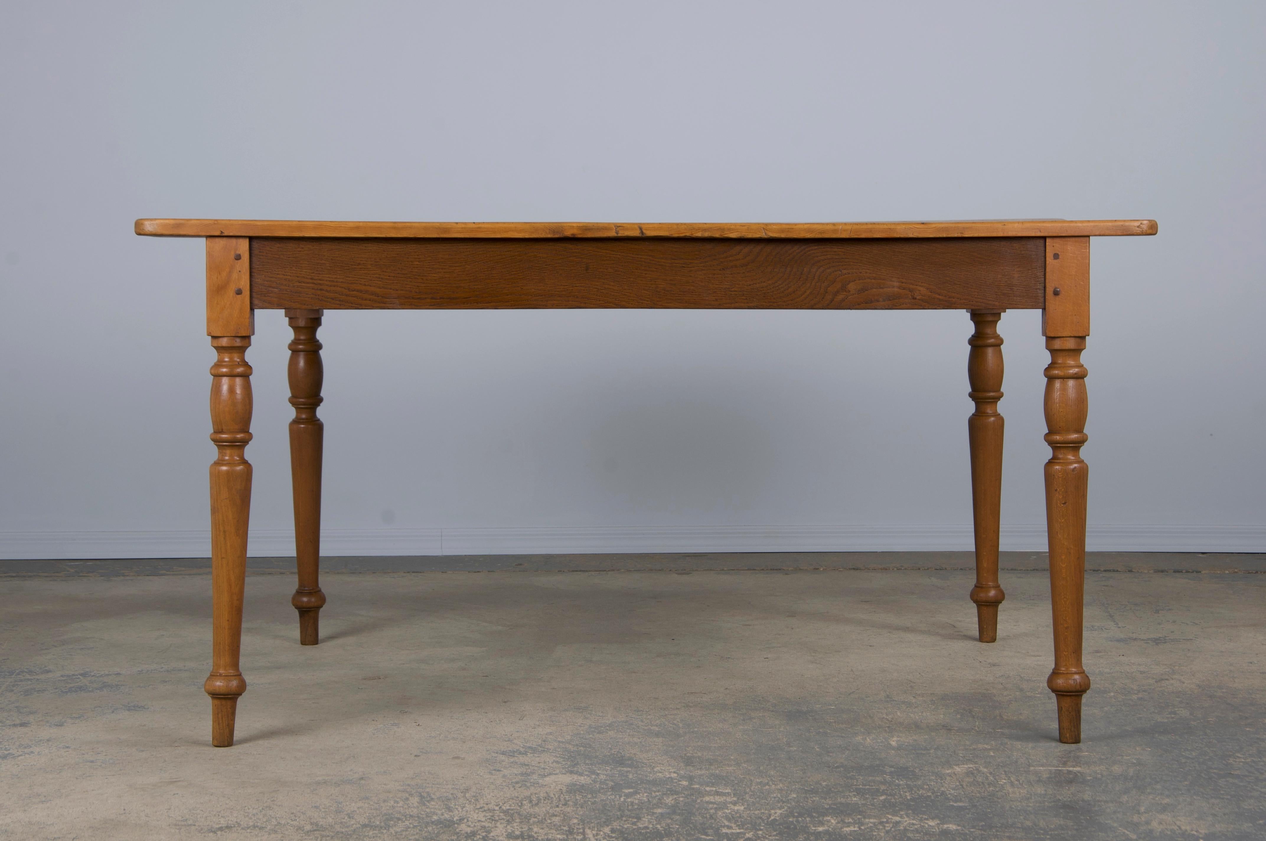 Antique French Provincial Mixed Wood Farmhouse Table (Tavolo da fattoria in legno misto) in vendita 5