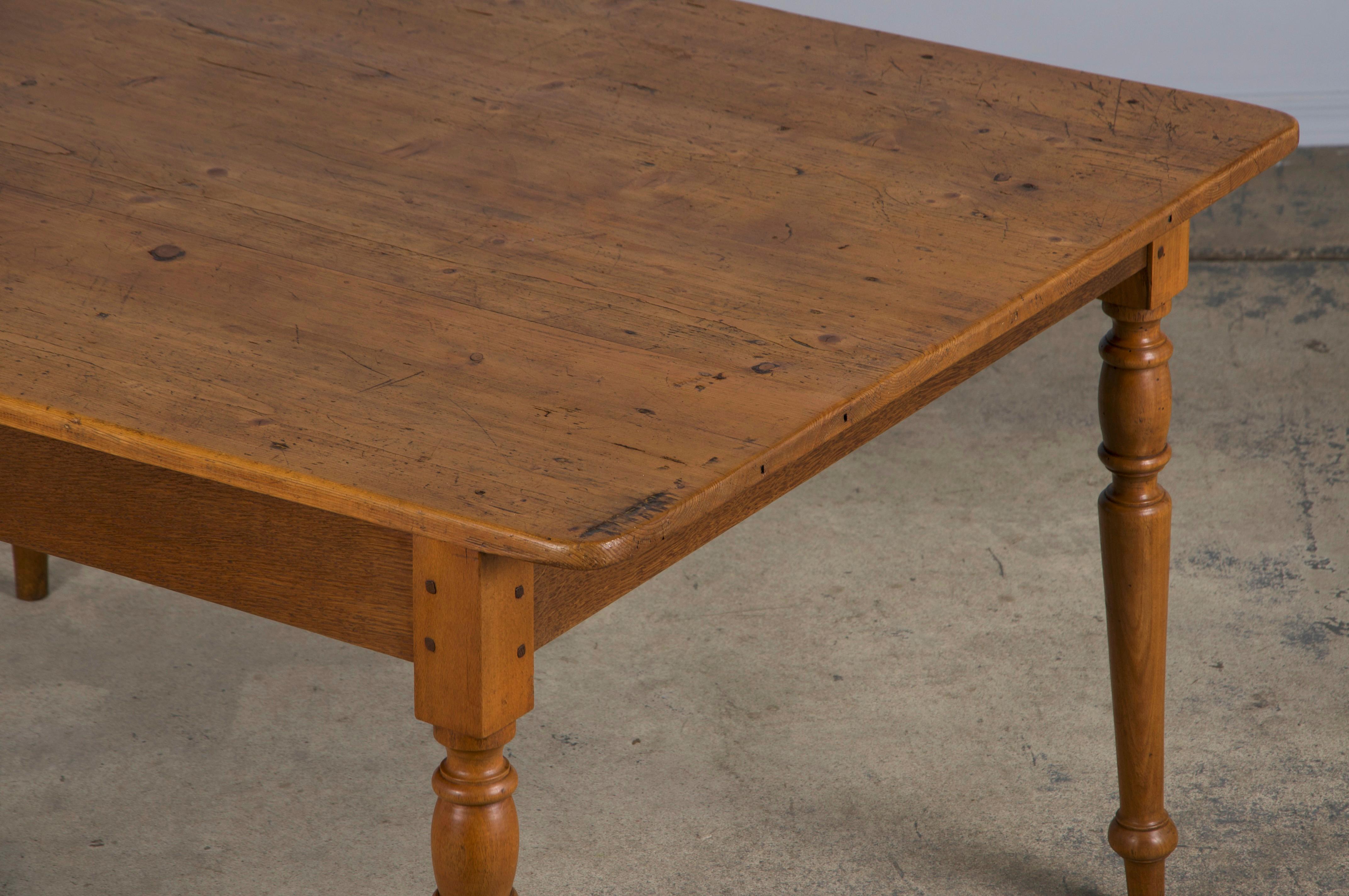 Un tavolo rustico di provincia francese della fine del XIX secolo, versatile come tavolo da cucina, tavolo da pranzo o scrivania, proveniente dalla Provenza, in Francia. Realizzato a mano con legni misti massicci, presenta un piano rettangolare di