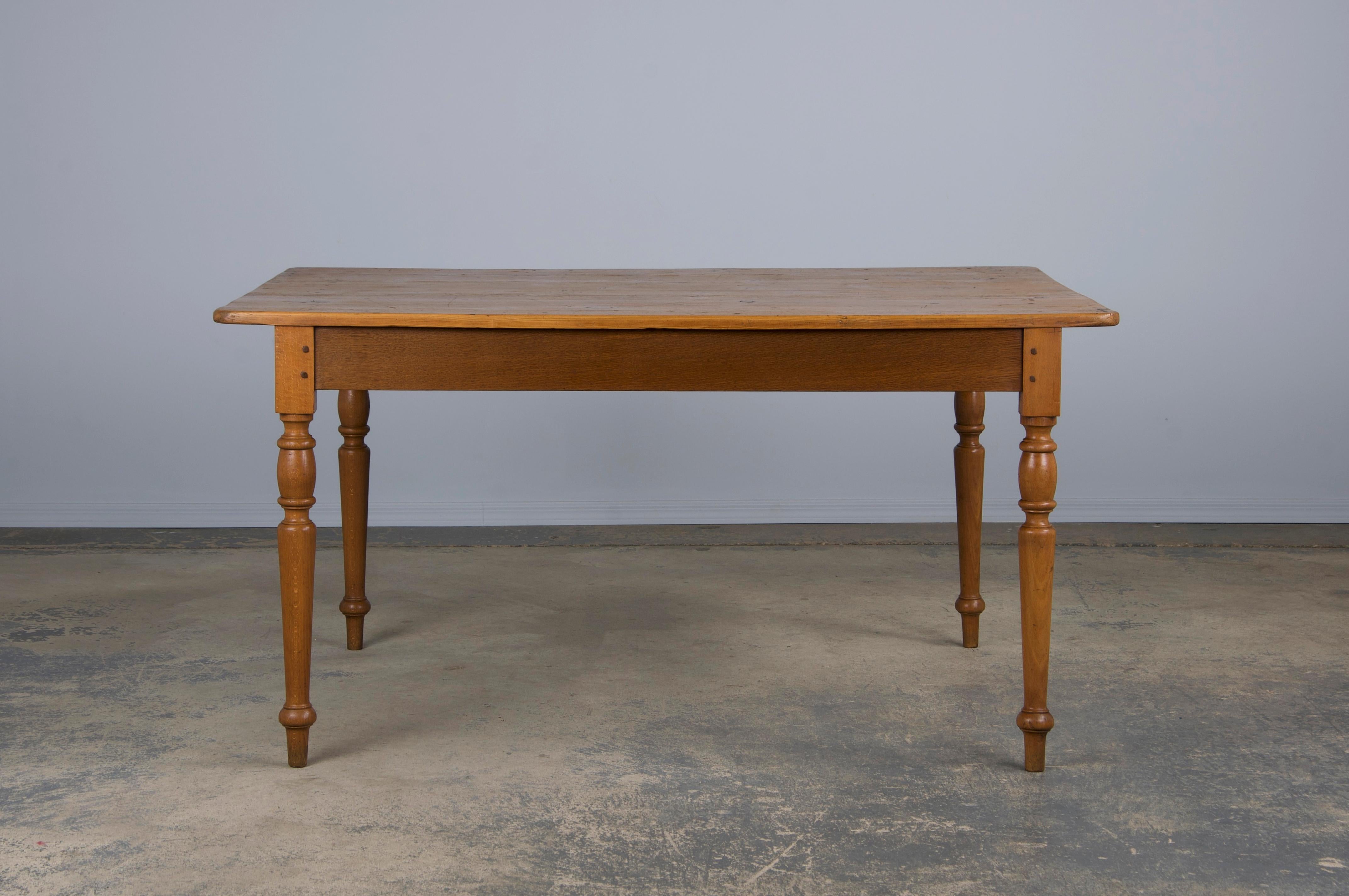 Stile provenzale Antique French Provincial Mixed Wood Farmhouse Table (Tavolo da fattoria in legno misto) in vendita