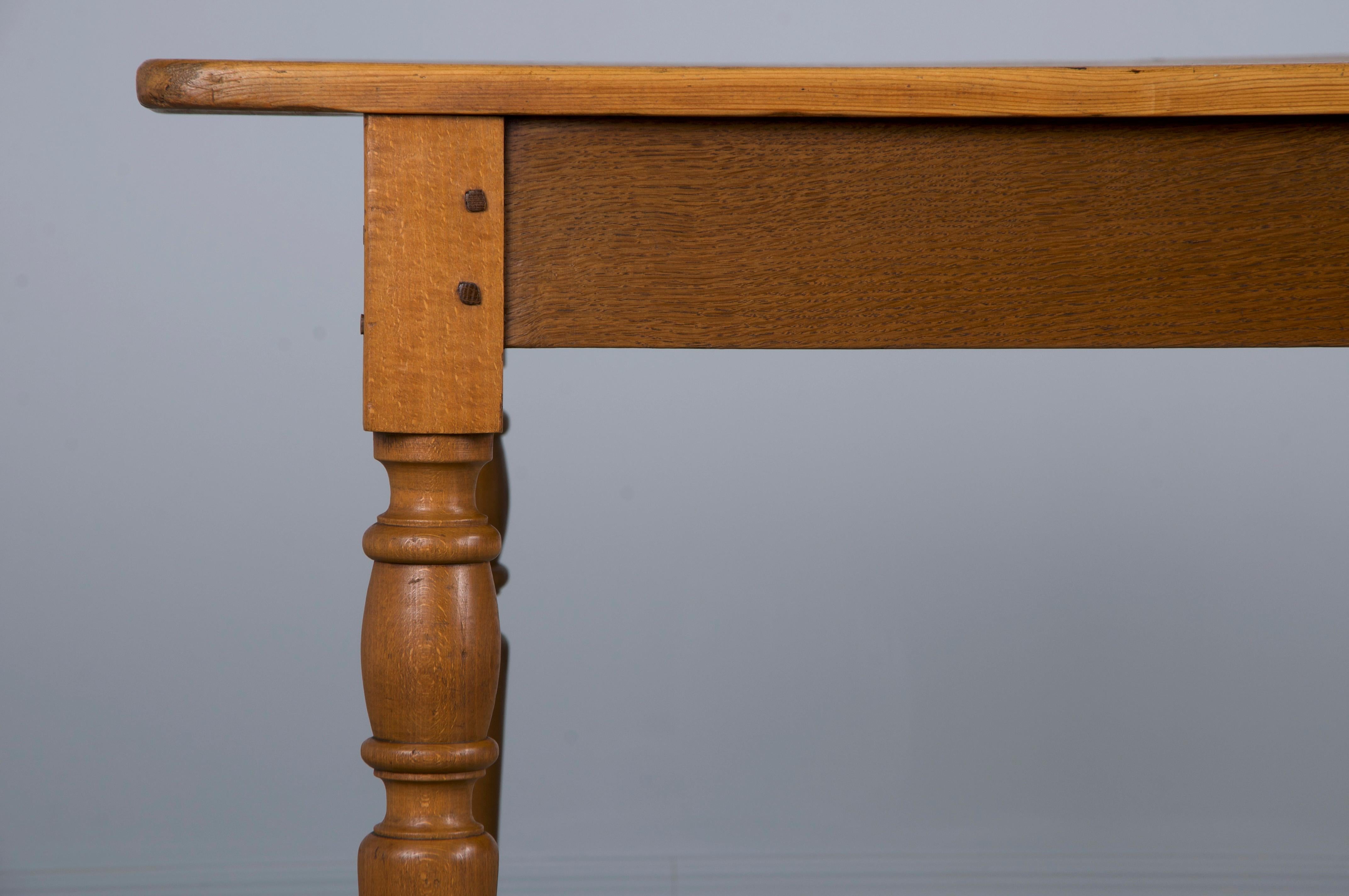 Francese Antique French Provincial Mixed Wood Farmhouse Table (Tavolo da fattoria in legno misto) in vendita
