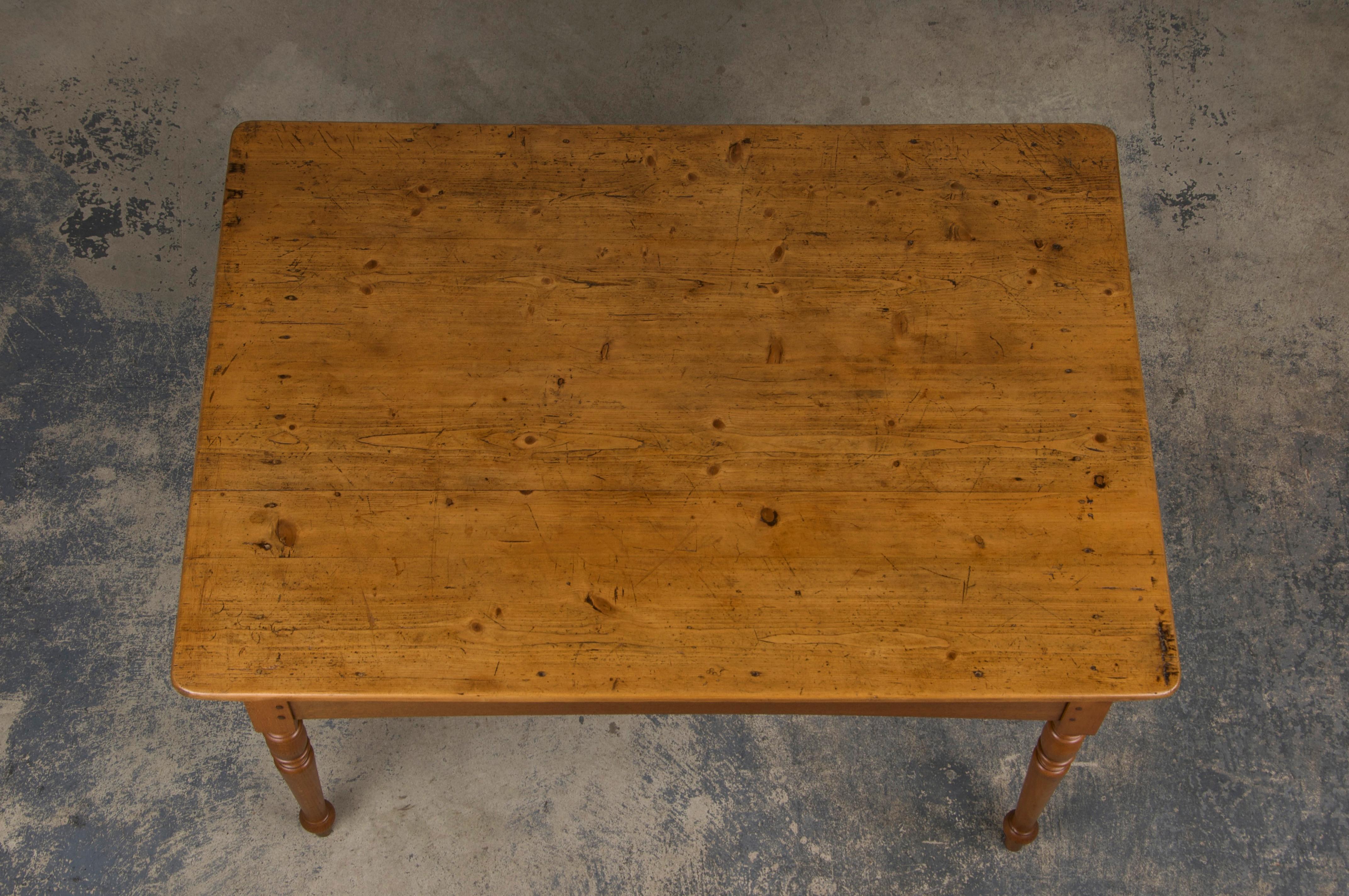 Intagliato a mano Antique French Provincial Mixed Wood Farmhouse Table (Tavolo da fattoria in legno misto) in vendita