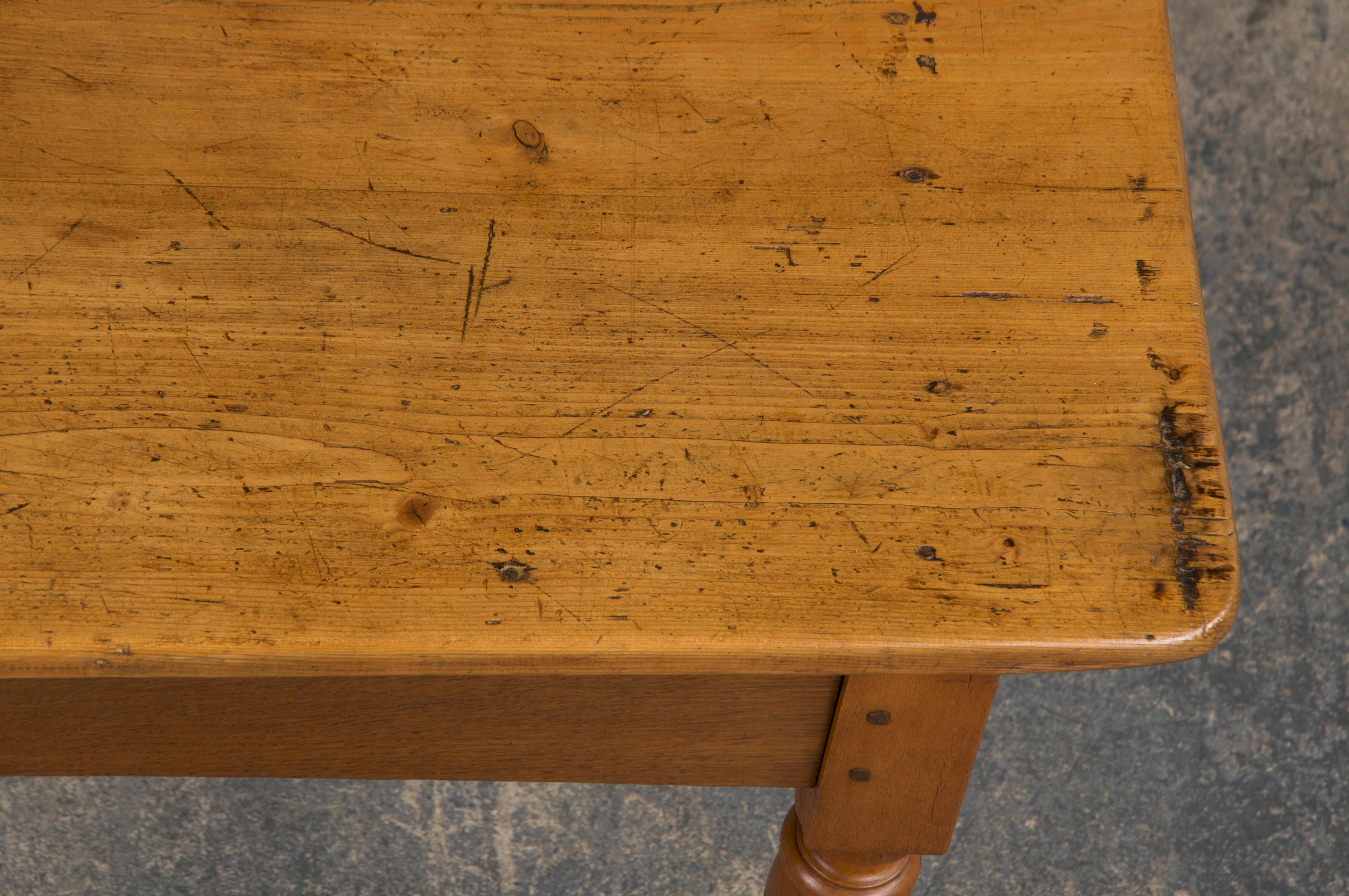Antique French Provincial Mixed Wood Farmhouse Table (Tavolo da fattoria in legno misto) In condizioni buone in vendita a Astoria, NY
