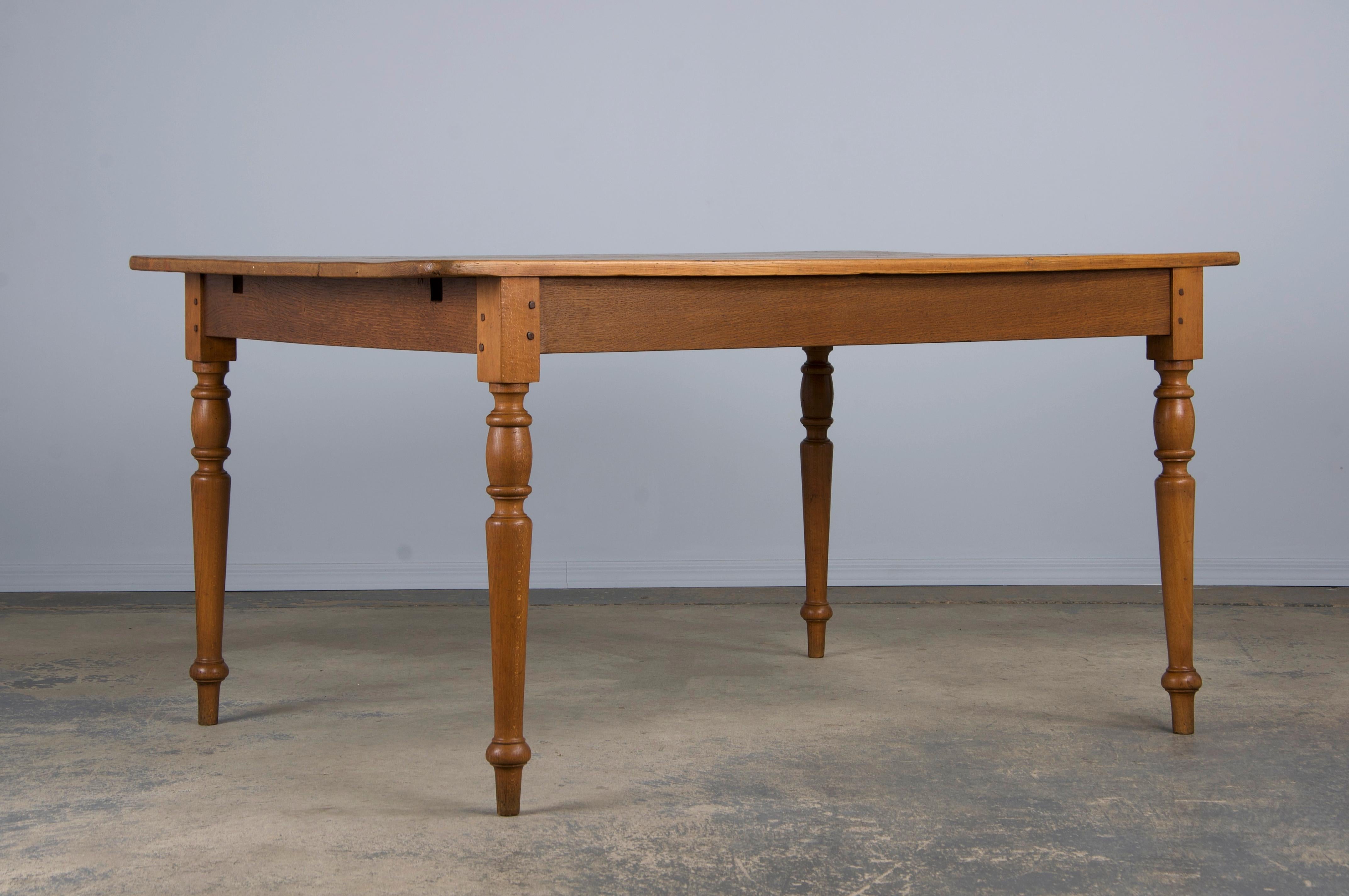 XIX secolo Antique French Provincial Mixed Wood Farmhouse Table (Tavolo da fattoria in legno misto) in vendita