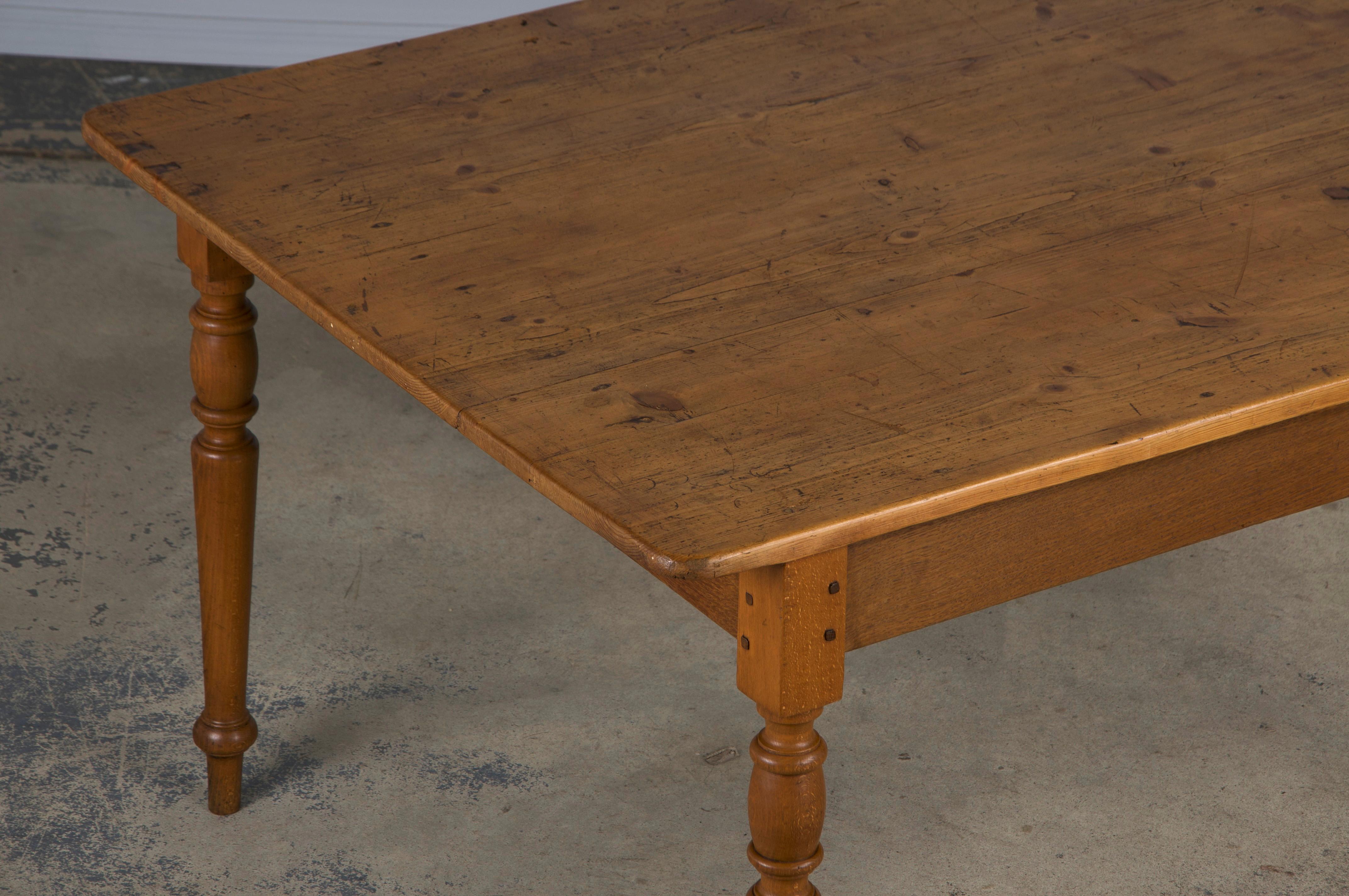 Acero Antique French Provincial Mixed Wood Farmhouse Table (Tavolo da fattoria in legno misto) in vendita