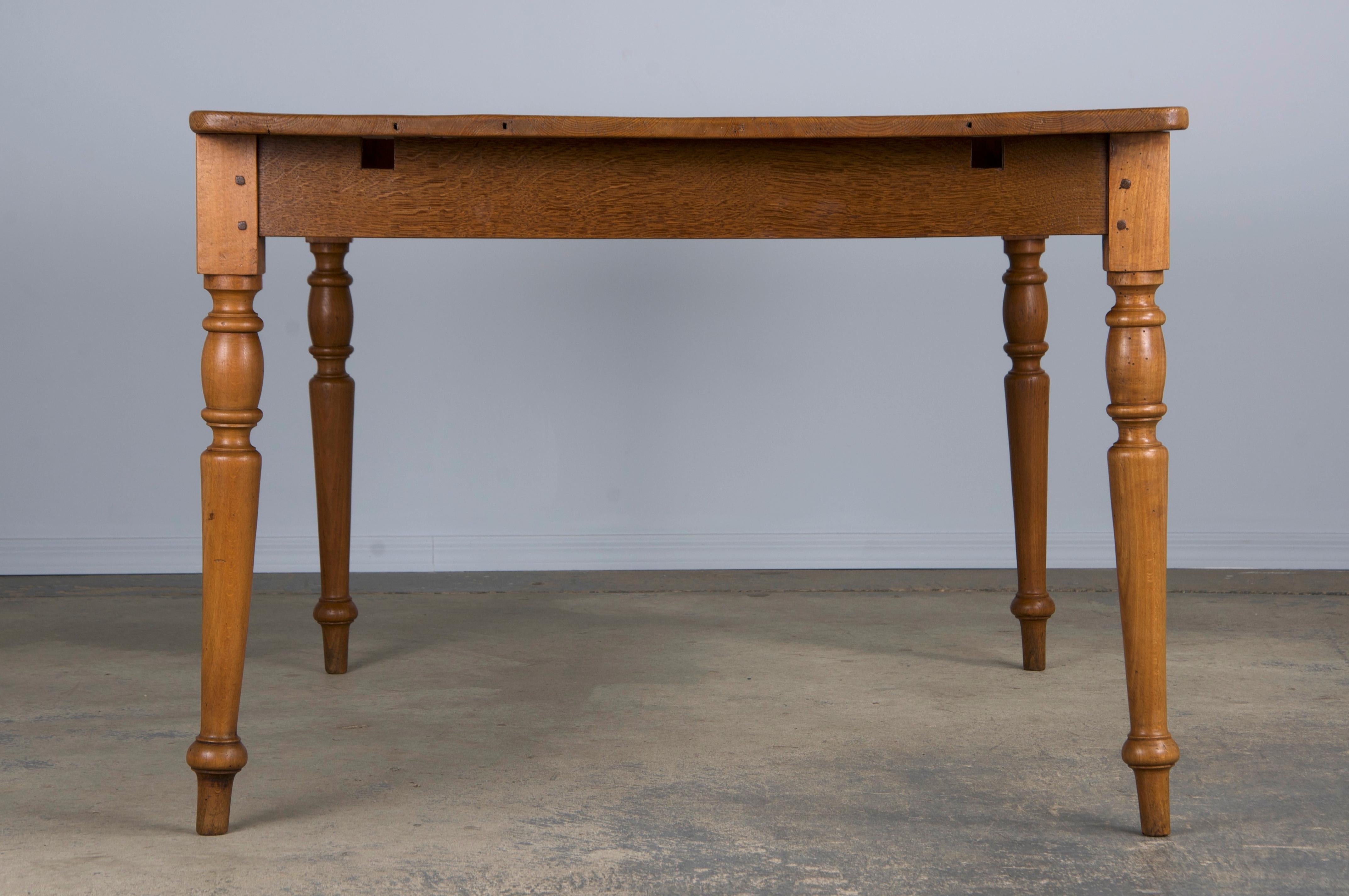 Antique French Provincial Mixed Wood Farmhouse Table (Tavolo da fattoria in legno misto) in vendita 1